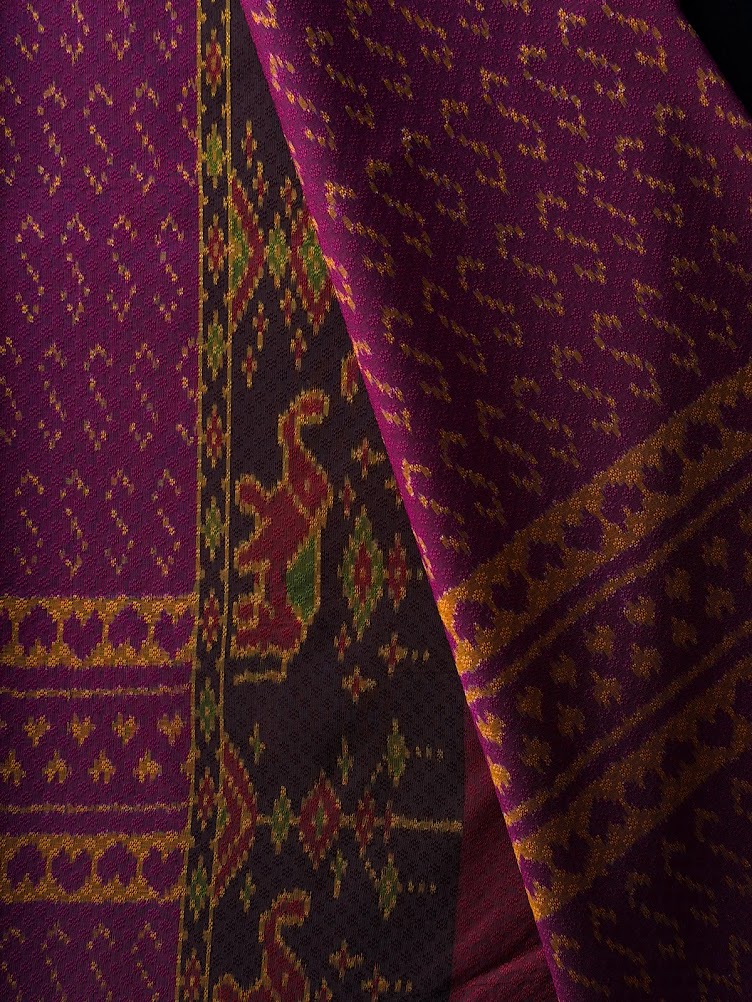 ซิ่น ผ้าไหมมัดหมี่ ทอยกดอก 6ตะกอ ขนาด 1x2 เมตร ลายขอพระราชทาน มีหน้านาง สีชมพูบานเย็น รหัส PCS-NY-11226811