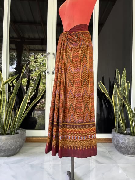 ซิ่น ผ้าไหมมัดหมี่ ทอยกดอกลูกแก้ว ขนาด 1x2เมตร ลายโฮลคชกริชคั่นลายบรรไดสวรรค์ พื้นสีแดงม่วง รหัส L9A-30-1110681