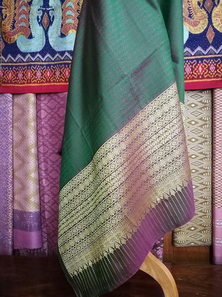 ซิ่น ผ้าไหมยกสุรินทร์ ไหมแท้ ขนาด 1x2เมตร เกาะเชิงดิ้นทอง พื้นสีเขียว รหัส N11-NY0224661