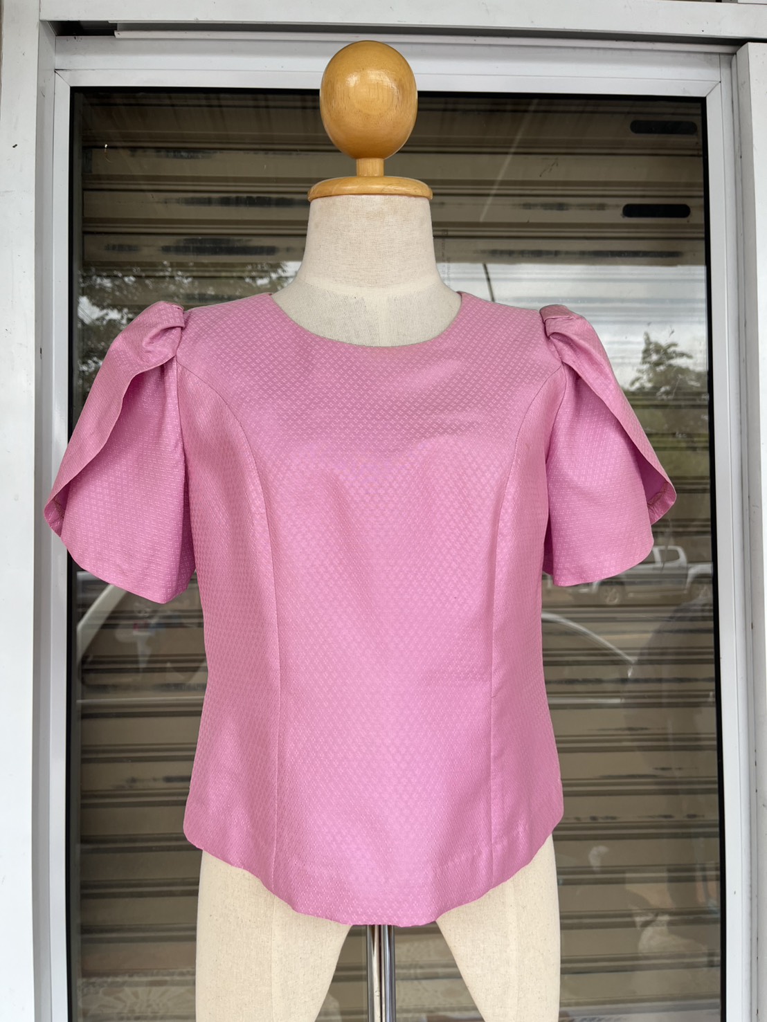 เสื้อสตรี สีพื้น เนื้อยกดอก ไหมแท้ 100% | เลือกไซส์ | เลือกสีได้โดยแจ้งรหัสผ้าที่หมายเหตุ รหัส WD-PTS-109683