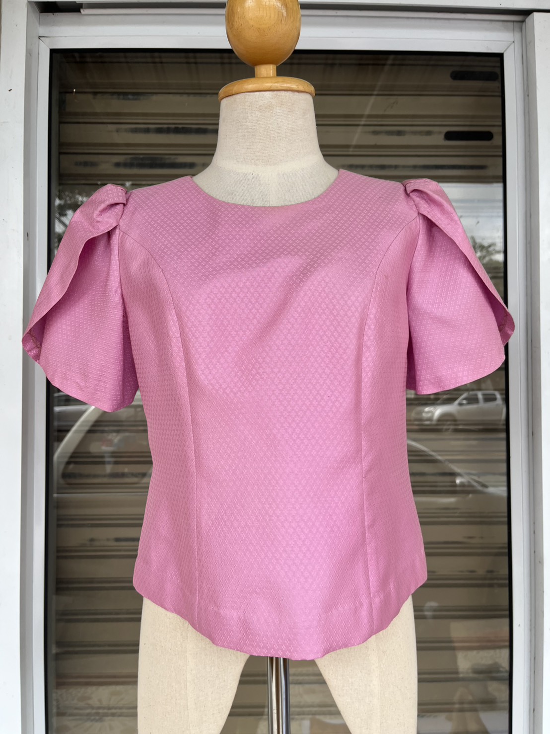 เสื้อสตรี สีพื้น เนื้อยกดอก ไหมแท้ 100% | เลือกไซส์ | เลือกสีได้โดยแจ้งรหัสผ้าที่หมายเหตุ รหัส WD-PTS-109683