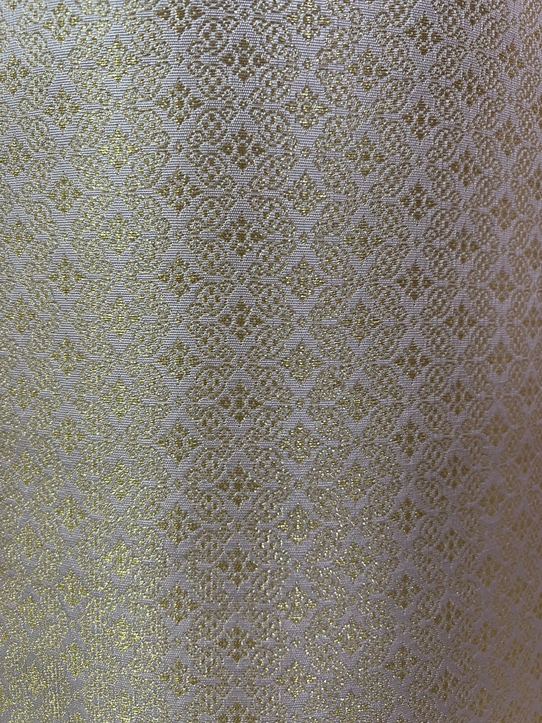 (ผ้าชุด)ผ้าไหมยกดอกลำพูน เกาะเชิงดิ้นทอง ขนาด 1.02x4.62เมตร ลายพิกุลโบราณ พื้นสีชมพูหวาน รหัส N90-29-TR0529