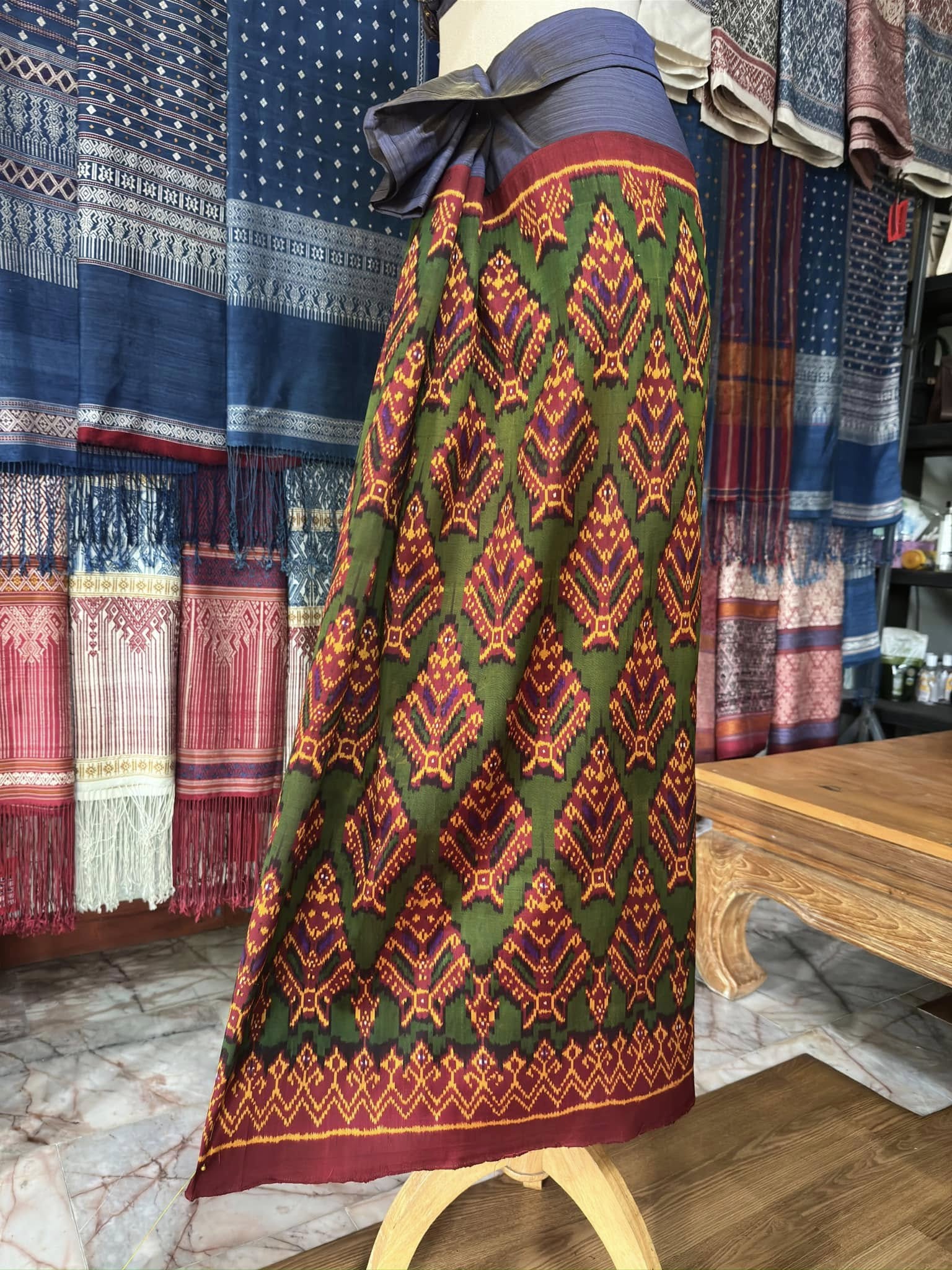 ซิ่น พระตะบอง ผ้าจามทอสามตะกอ ขนาด 110x140ซม พื้นสีแดง รหัส N9-SIL-AJ9