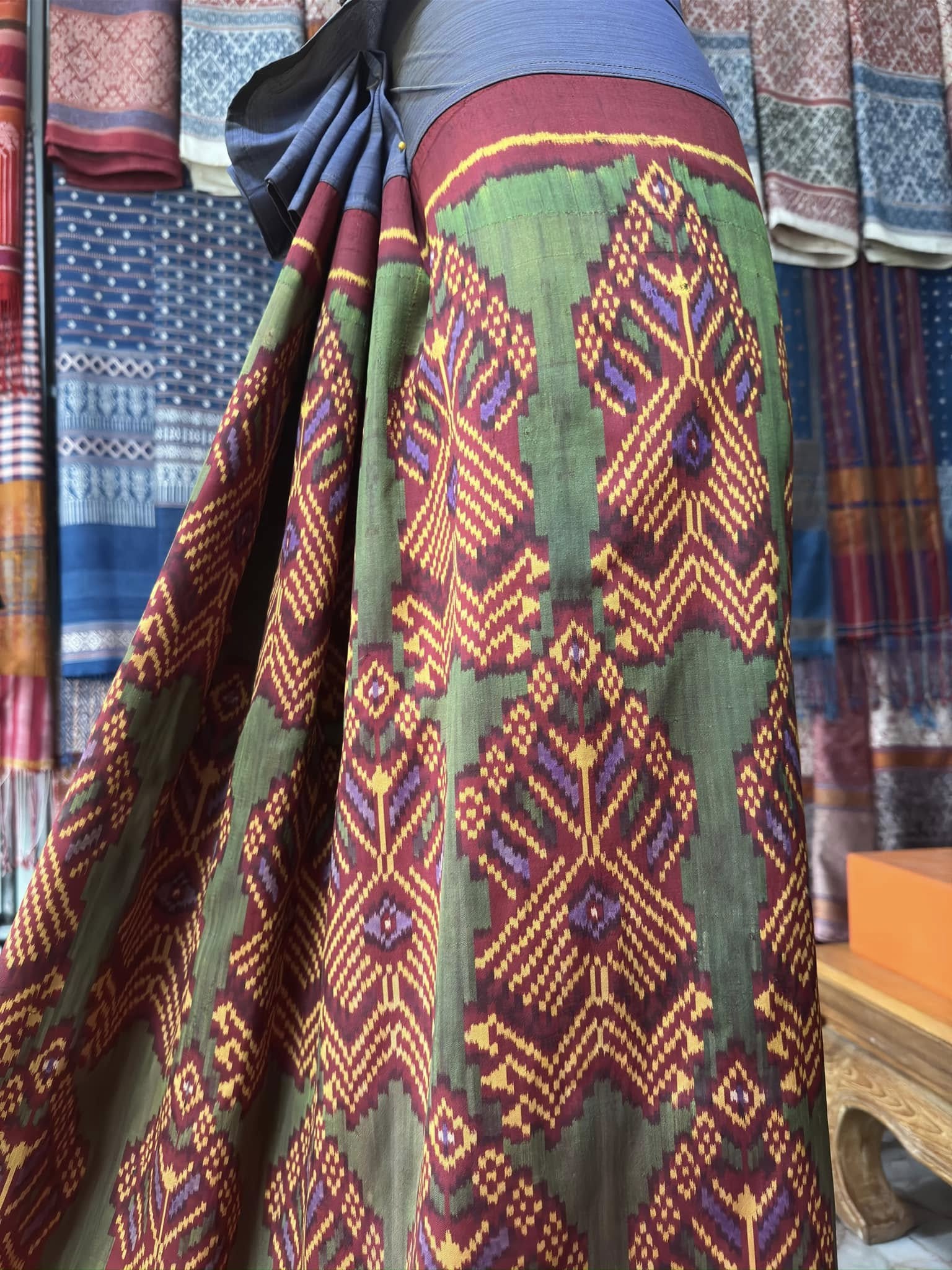 ซิ่น พระตะบอง ผ้าจามทอสามตะกอ ขนาด 115x160ซม สีแดง รหัส N9-SIL-AJ6