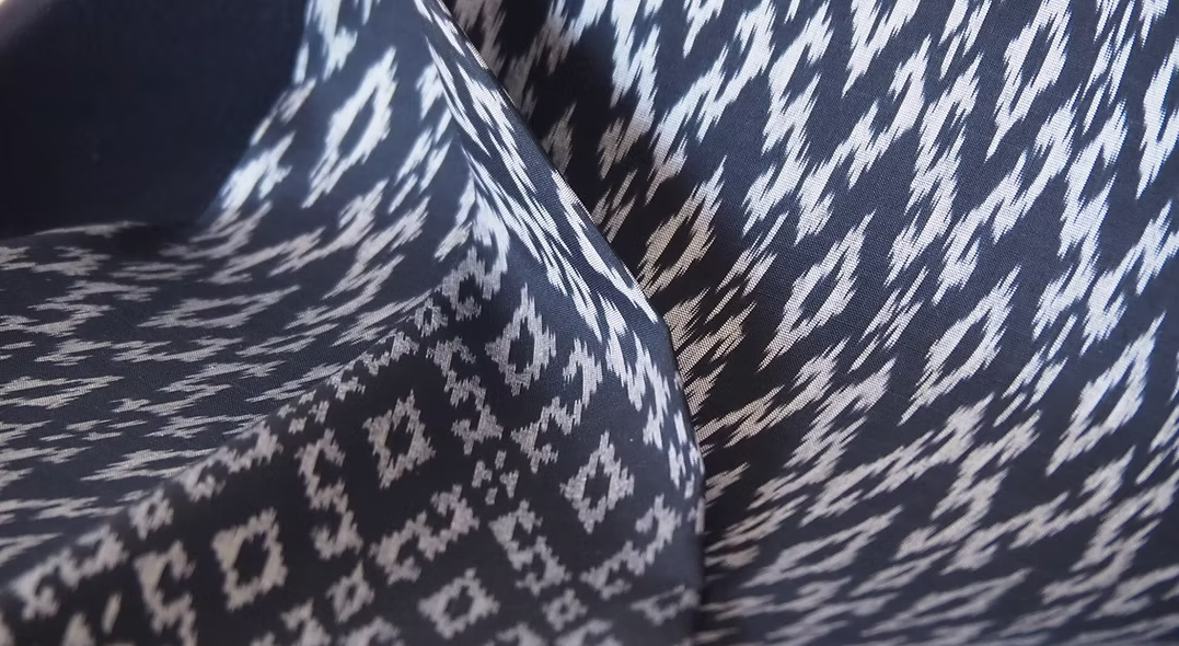 ซิ่น ผ้าไหมมัดหมี่ ไหมบ้าน ขนาด 1x2หลา พื้นสีดำเงิน รหัส CISP-CT-102413