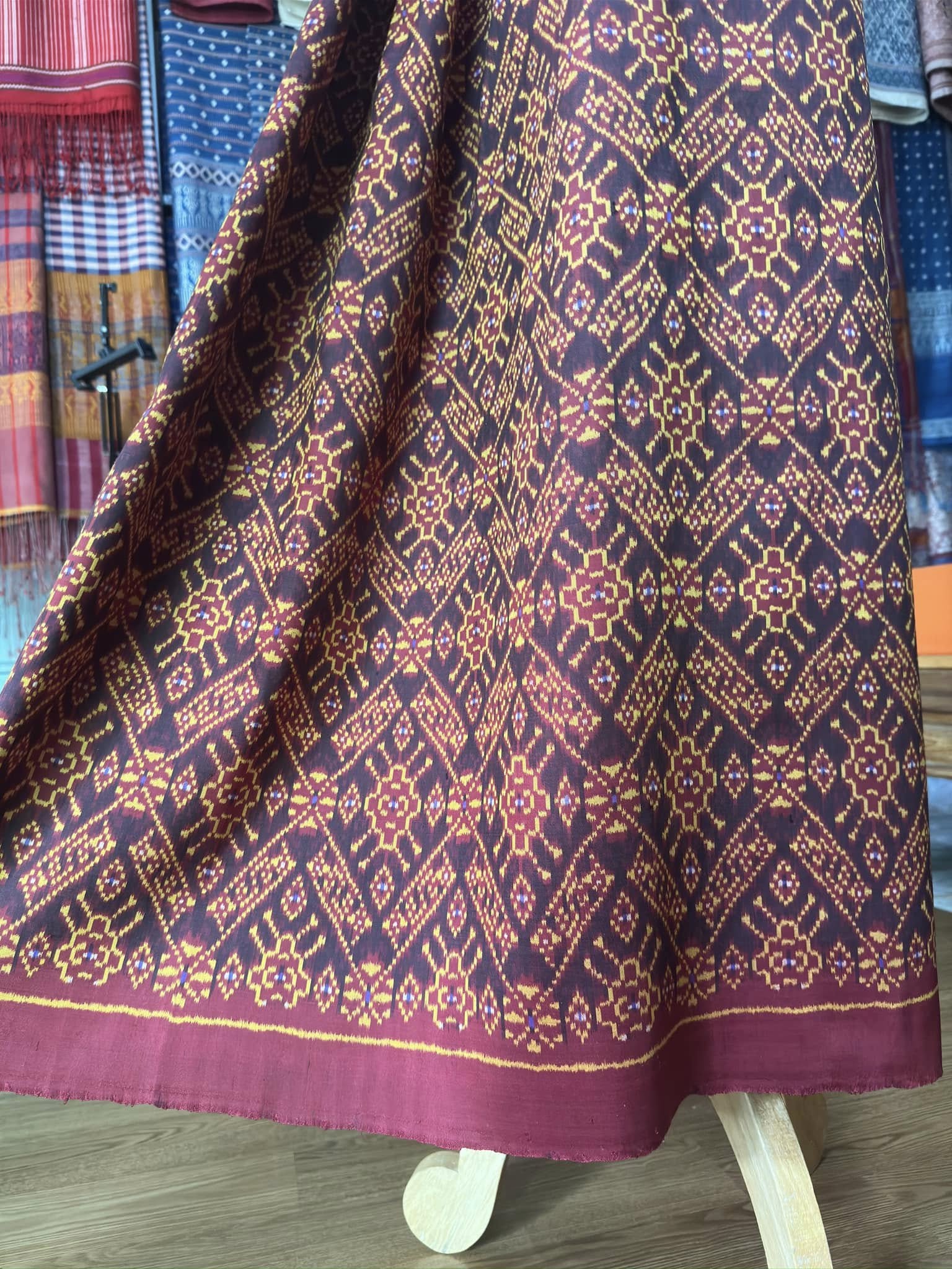 ซิ่น พระตะบอง ผ้าจามทอสามตะกอ ขนาด 117x165ซม พื้นสีแดง รหัส N9-SIL-AJ4