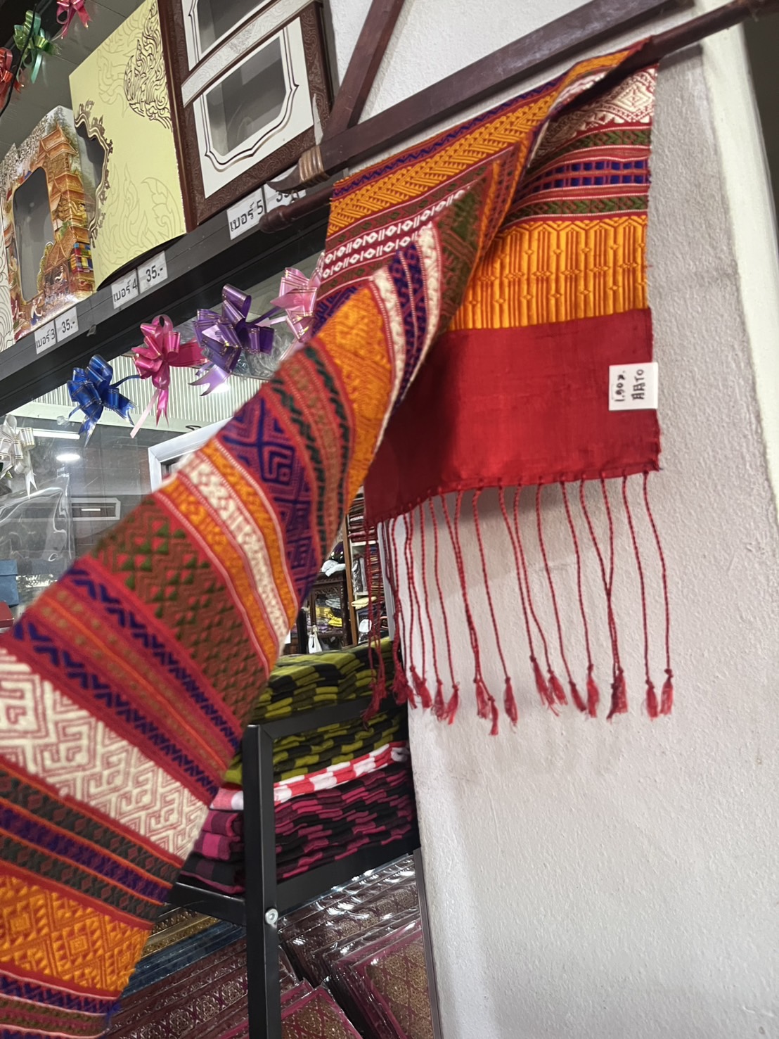 ผ้าพาดไหล่ สไบขิด สไบส่วย ไหมแท้ ขนาด 32ซม.x190ซม. ครุยยาวด้านละ 20ซม.โทนสีแดงส้มน้ำเงิน รหัส LW4A-NY-0910681453