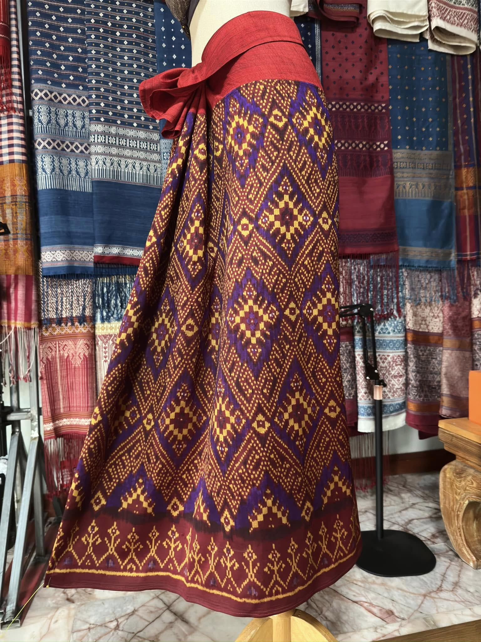 ซิ่น พระตะบอง ผ้าจามทอสามตะกอ ขนาด 105x150ซม สีแดง รหัส N9-SIL-AJ7