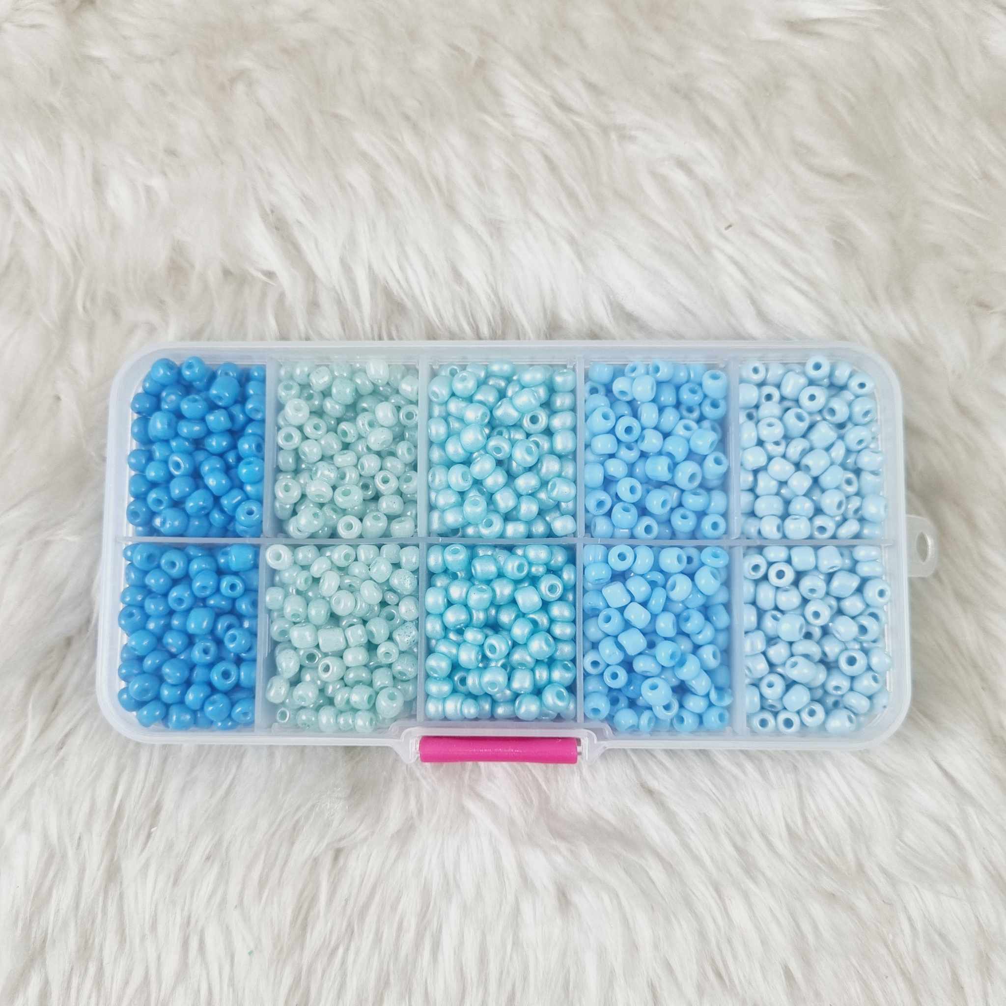 ลูกปัด Glass Beads 2-4มิลลิเมตร เม็ดทราย ลูกปัดแก้วมุก ใส ด้าน DIY สร้อยคอ สร้อยข้อมือ เครื่องประดับ ประมาณ กล่องละ +- 2000ชิ้น โทนสีฟ้า 6เฉด