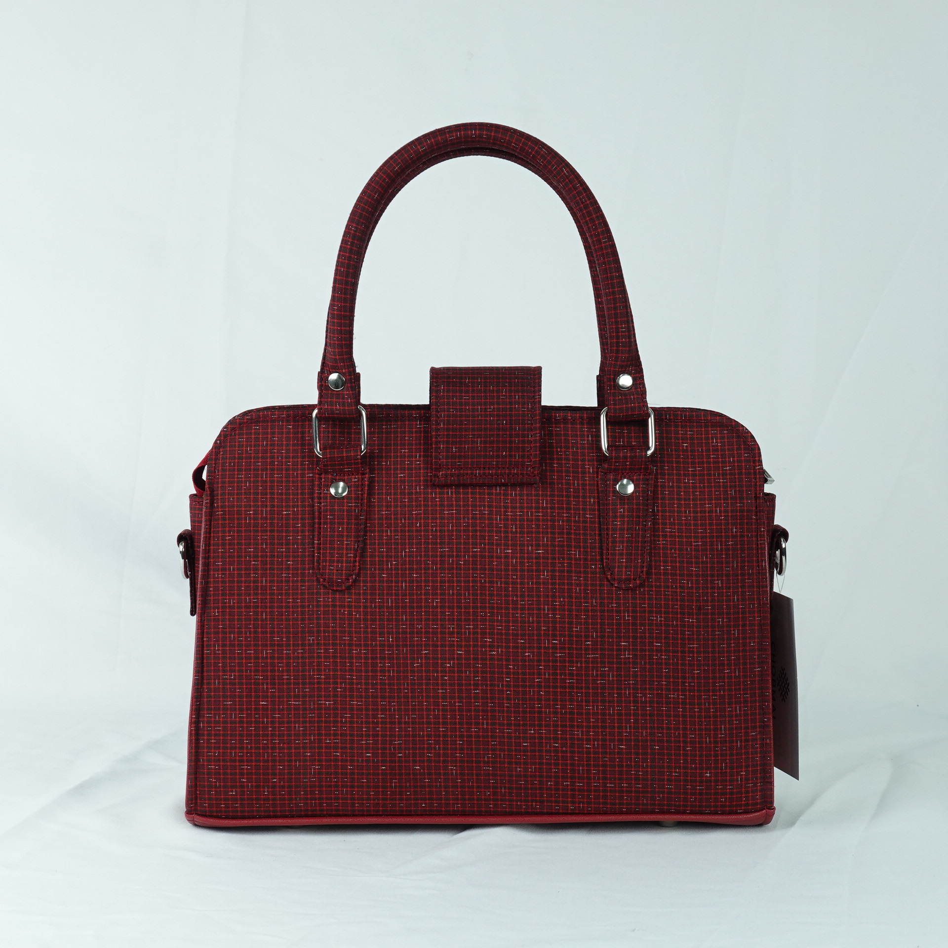 กระเป๋าถือผ้าไหม ทรงสี่เหลี่ยมขนาด 10.5x28x20ซม. ความสูงหูจับ 34 ซม. ลายอัมปรม สีแดง รหัส GLA-TT-06036810