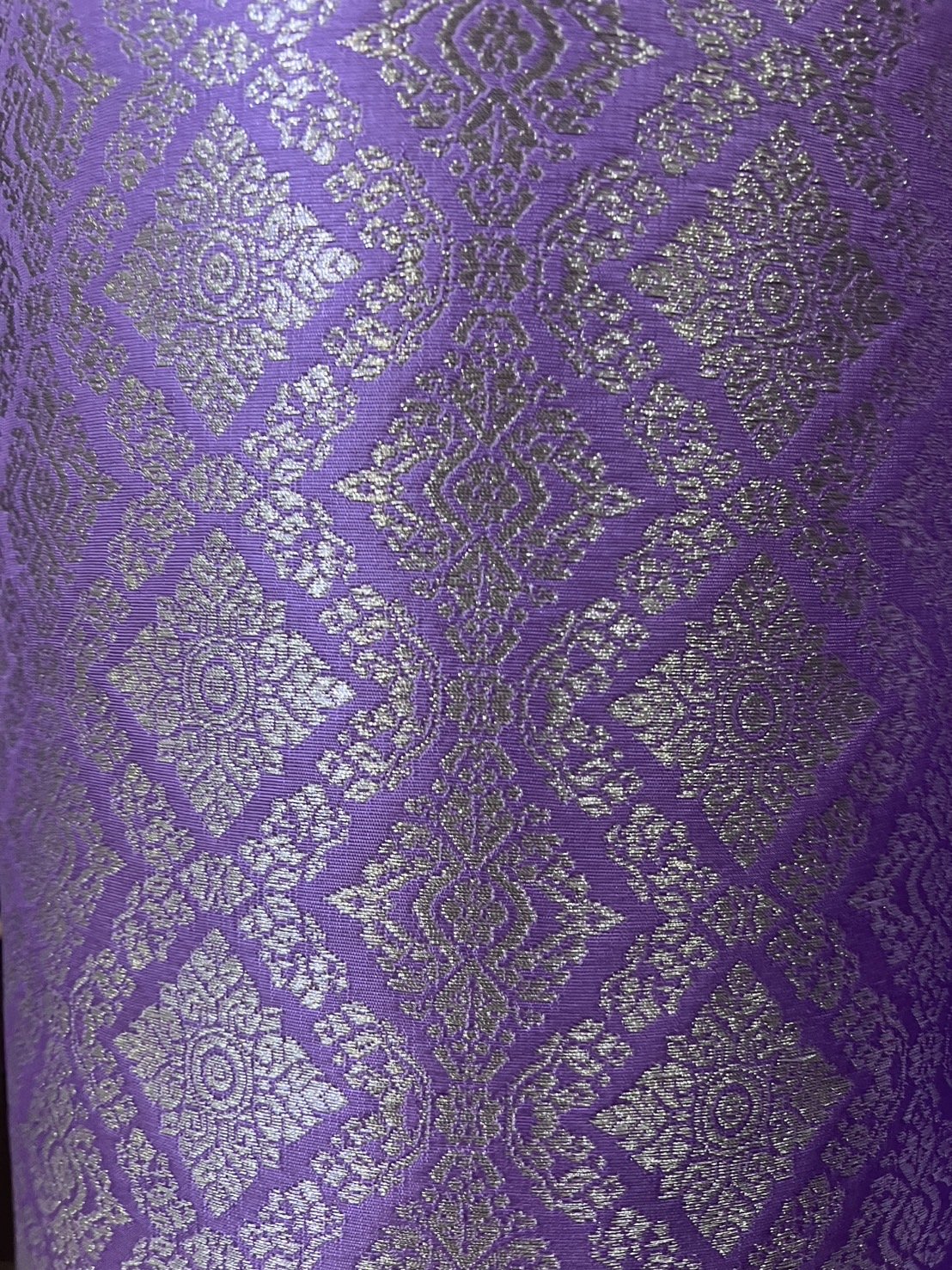 (ผ้าชุด)ผ้าไหมยกดอกลำพูน ยกดอกดิ้นเงิน ขนาด 1.03x4.40เมตร ลายพลับพลึง พื้นสีม่วงพระราชินี รหัส N90-29-TR0455