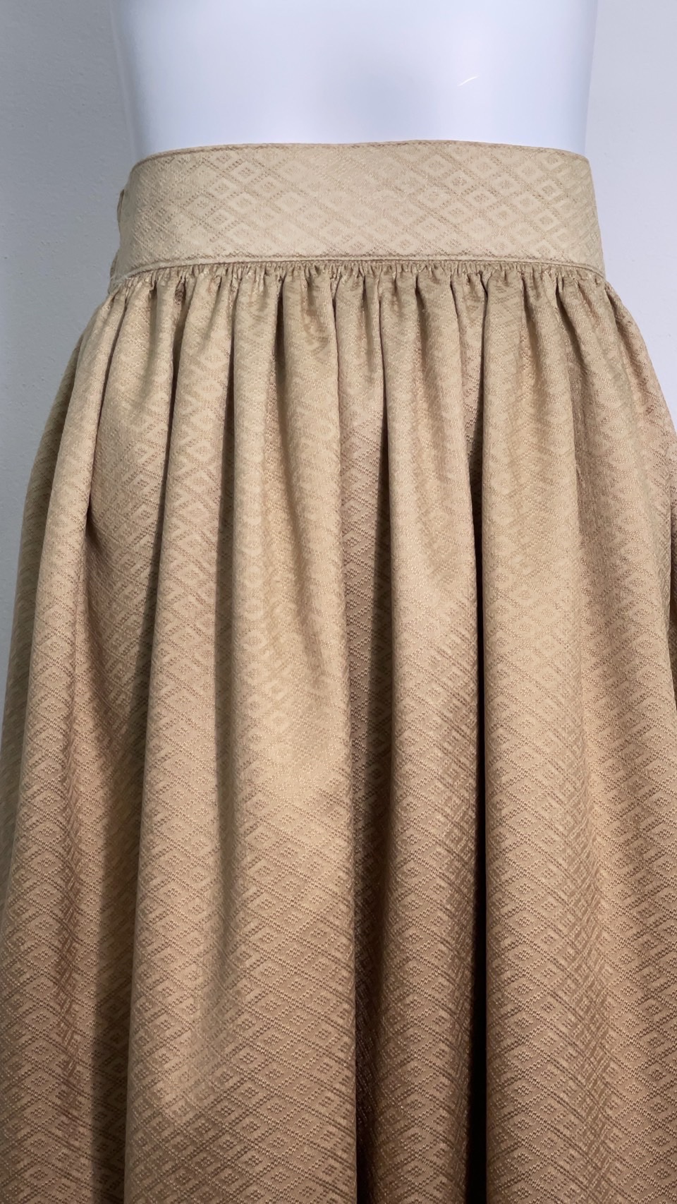 เสื้อแขนกุดยกดอกสีครีม+กระโปรงจับจีบพลีสเนื้อยกดอก | ตัดเย็บตามรูปร่าง | เลือกผ้า ส่งไซส์ได้