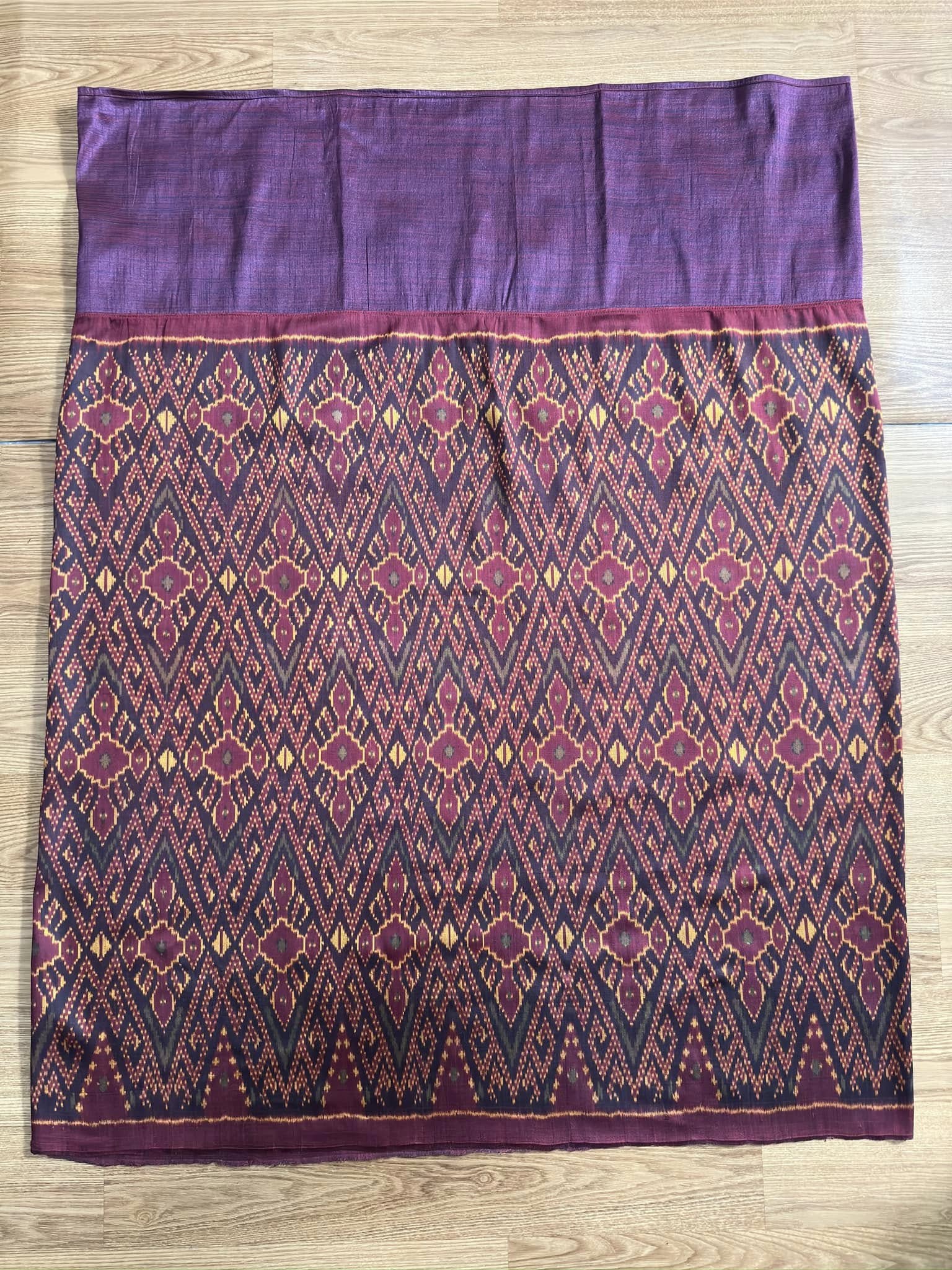 ซิ่น พระตะบอง ผ้าจามทอสามตะกอ ขนาด 110x170ซม พื้นสีม่วงเข้ม รหัส N9-SIL-AJ16