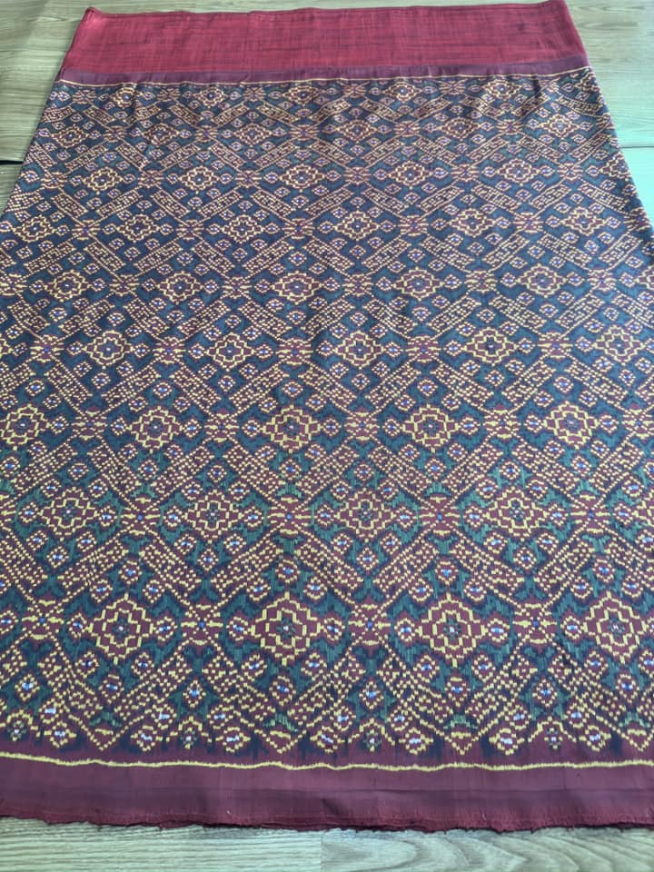 ซิ่น พระตะบอง ผ้าจามทอสามตะกอ ขนาด 118x170ซม พื้นสีแดง รหัส N9-SIL-AJ12