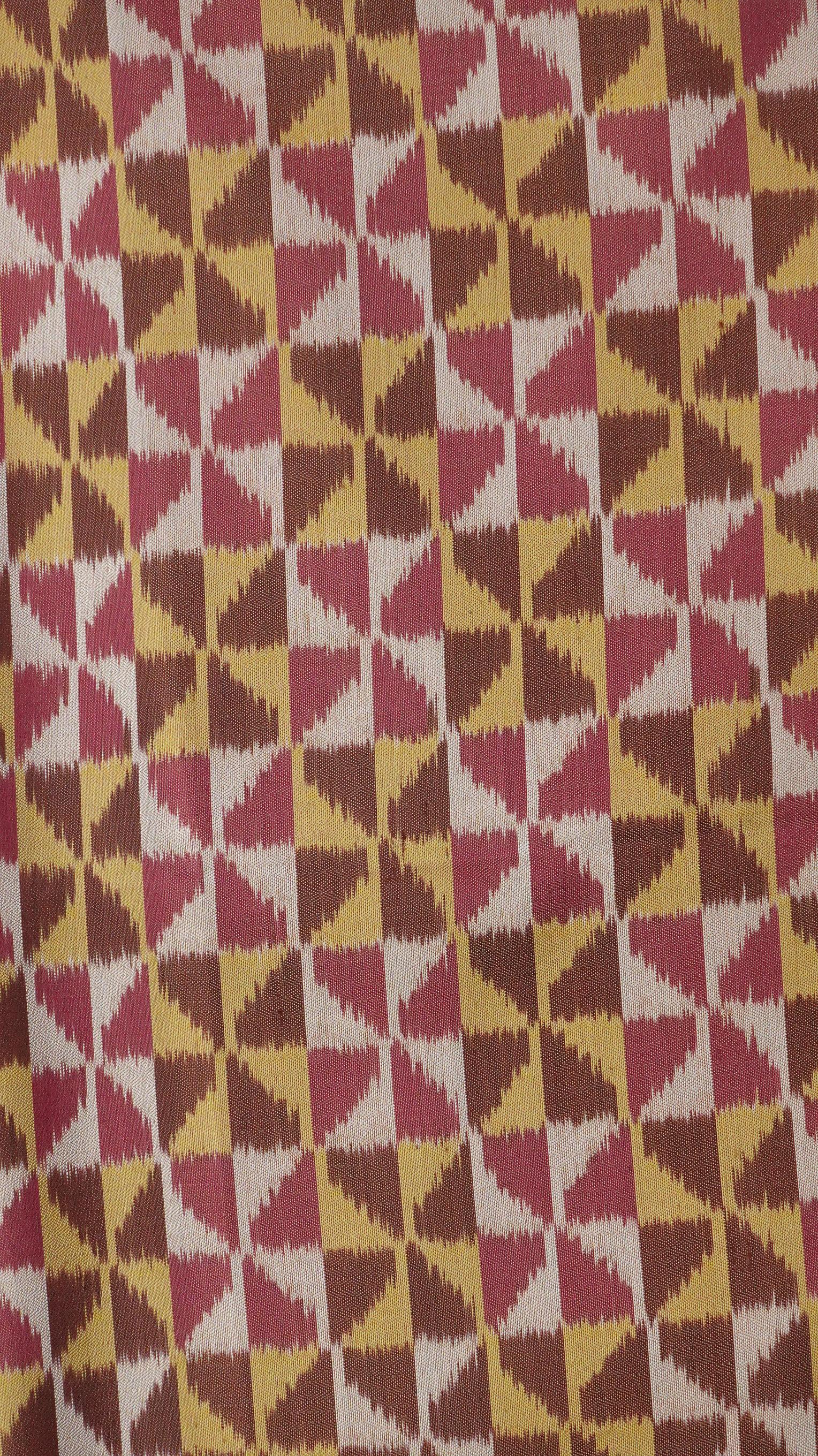 ซิ่น ผ้าไหมมัดหมี่ 3ตะกอ เหยียบเหาะ ตรานกยูง สีธรรมชาติ ขนาด 1x2เมตร ลายกังหัน พื้นสีชมพู รหัส M3P-NY-012768142