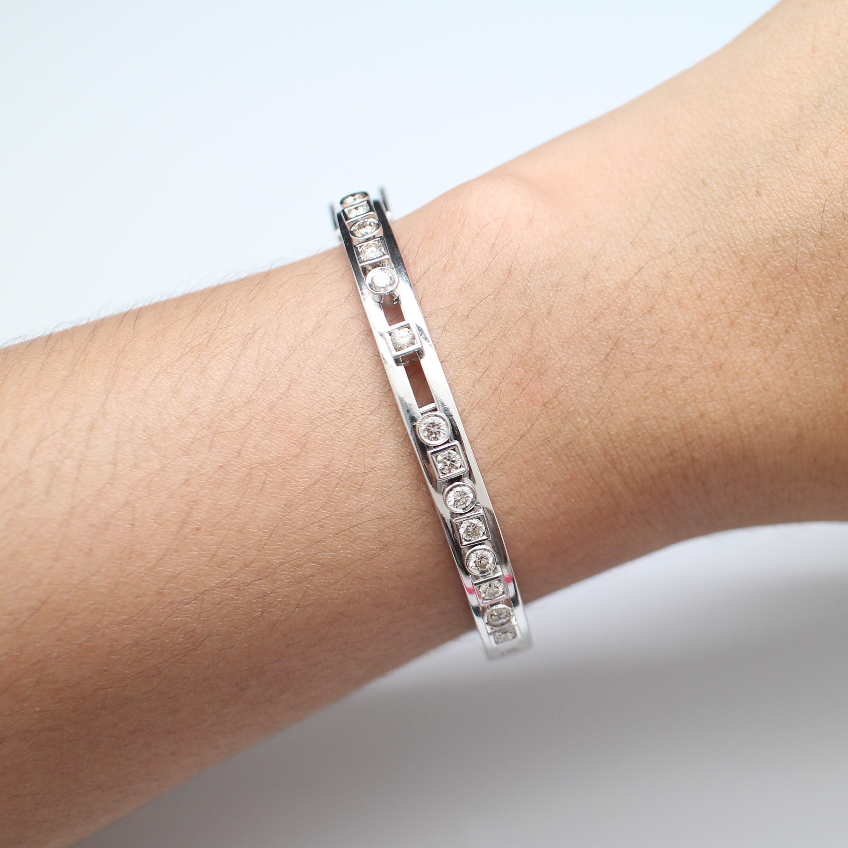 BL25069 กำไลเพชรกลิ้ง เพชรแท้ 14 เม็ด 0.98 กะรัต ทองแท้ 18k นน.รวม 24.3 กรัม เส้นผ่านศูนย์กลาง 5.4 ซม. เพชรไฟดี