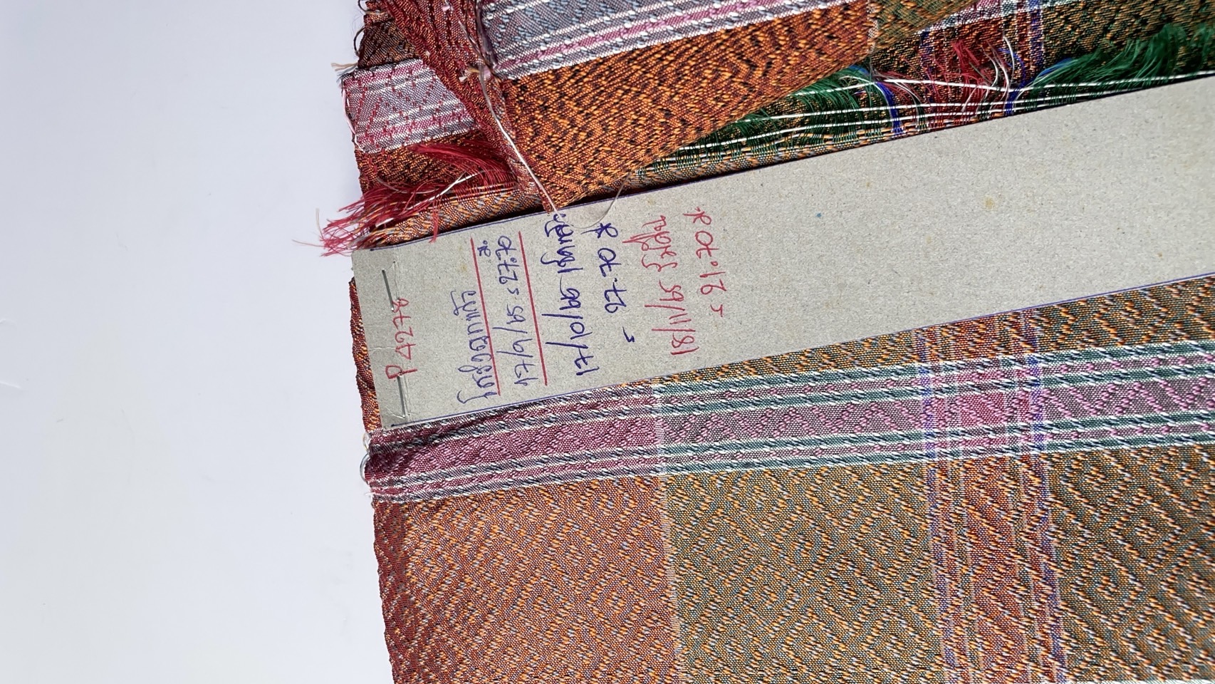 ผ้าไหมโสร่ง ไหมแท้ ยกดอกลูกแก้ว สีน้ำตาลสลับคละสี ขายตามความยาวเมตร รหัส R1B-76-P4278