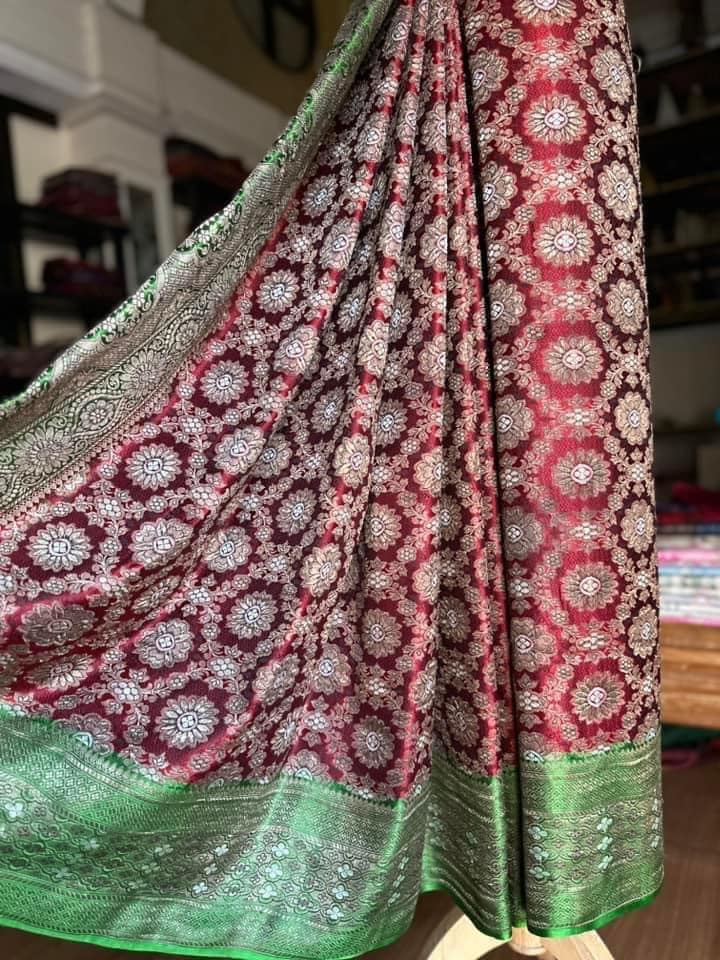 ซิ่น ผ้าปาโตล่า เส้นยืนไหมแท้ ขนาด 112x460ซม. พื้นสีแดง สีเขียว รหัส N9-SIL-GK2