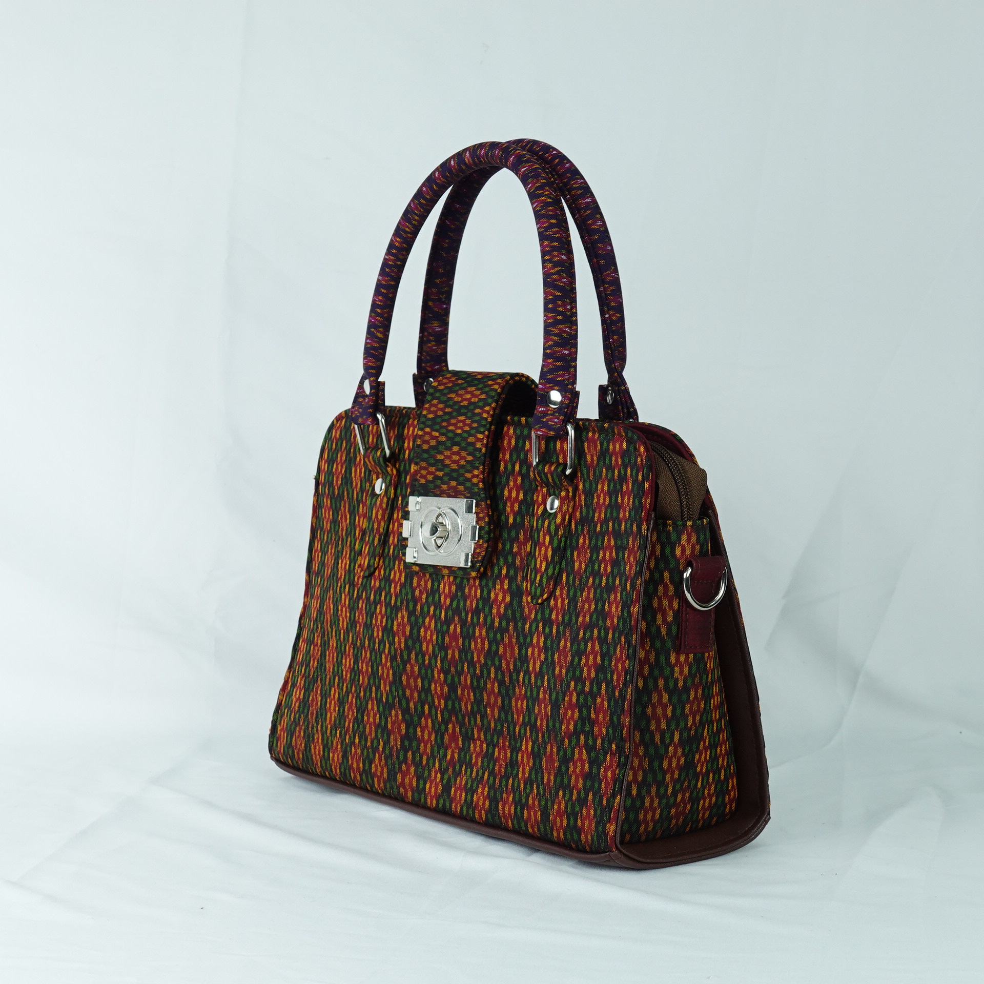 กระเป๋าถือผ้าไหม ทรงสีเหลี่ยม ขนาด 10.5x28x20ซม. ความสูงหูจับ 34 ซม. ลายขันหมากเบ็ง สีน้ำตาล รหัส GLA-TT-06036813