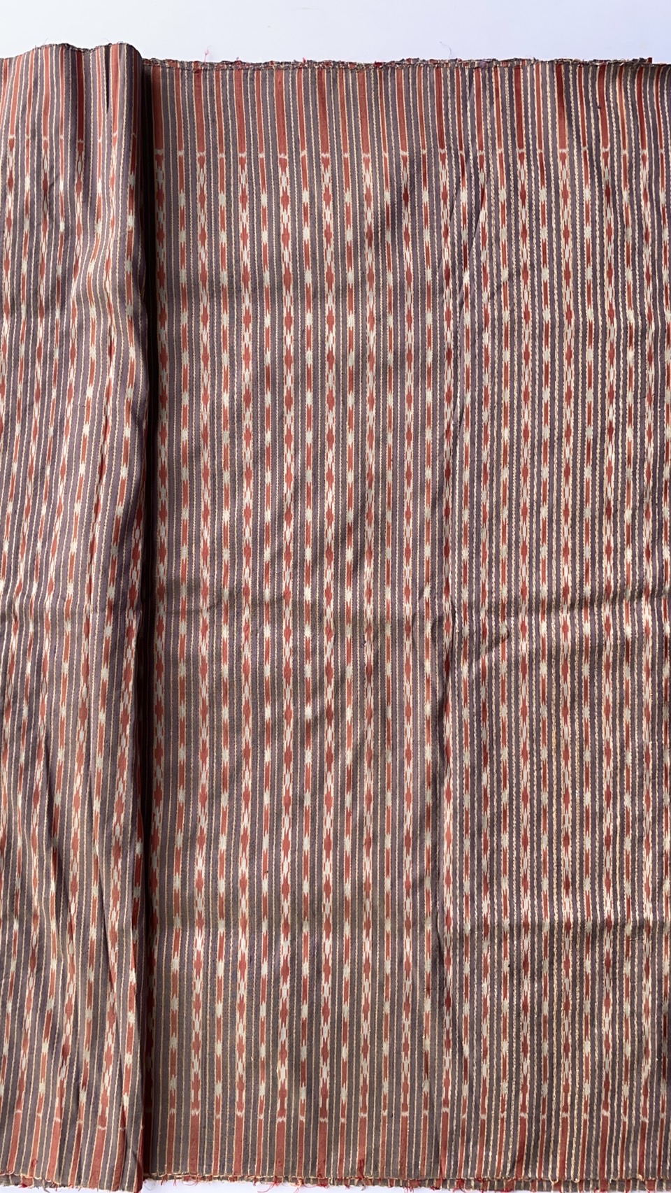 ผ้าไหมมัดหมี่ เนื้อไหมบ้าน ไหมแท้ สีธรรมชาติ ตรานกยูง ลายลูกปู สีม่วงเทาเปลือกมังคุดอ่อน ตัดขายเป็นเมตร รหัส CISP-NY-SKU-39304