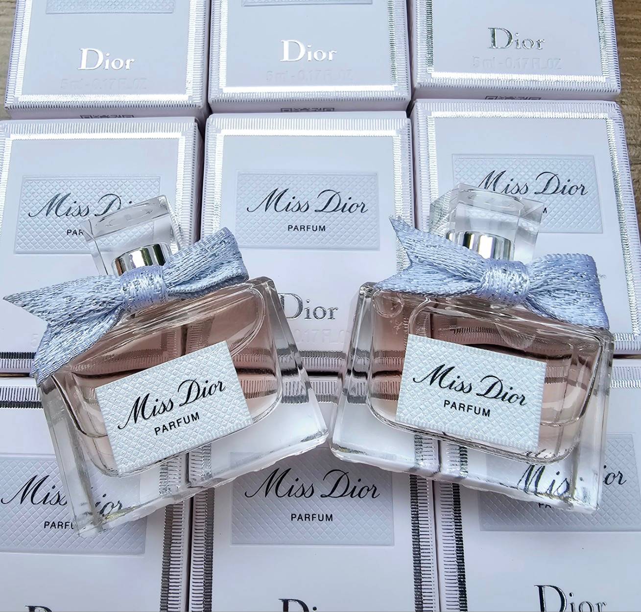 น้ำหอมจิ๋วมินิ Dior Miss Dior Parfum 5ml น้ำหอมจิ๋วมินิ New 2024 !แบบแต้มมีกล่อง ( Mini Perfume น้ำหอมขนาดพกพา) น้ำหอมจิ๋วมินิ ขวดน่ารัก ตั้งโชว์ก็สวย พกพาก็สะดวก หัวแต้มตามจุดชีพจร