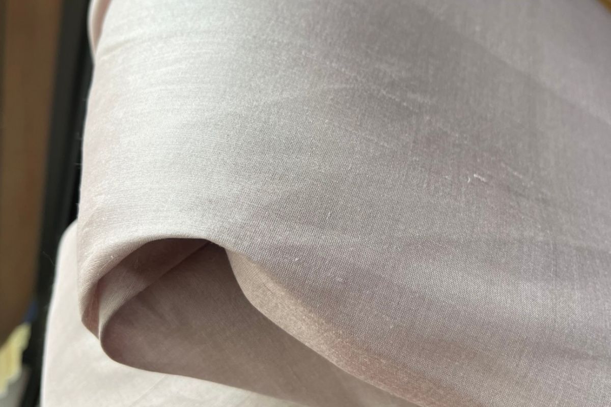 ผ้าไหมสีพื้น ไหมลืบเนื้อหยาบน้อย ไหมแท้ สีน้ำตาลเบจเหลือบชมพูกะปิ (ราคาต่อหลา) รหัส C-NY-0410681