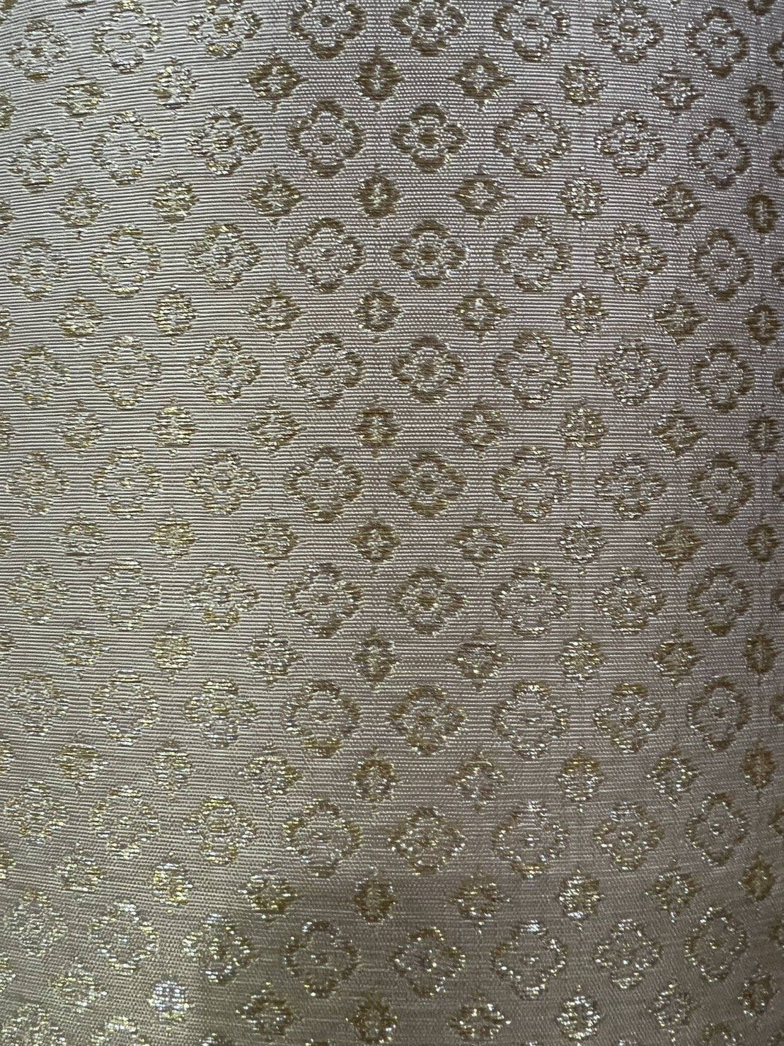 (ผ้าชุด)ผ้าไหมยกดอกลำพูน เกาะเชิงดิ้นทอง ขนาด 1.02x4.33เมตร ลายดอกลำดวน พื้นสีเหลืองนวล รหัส N90-29-R0007