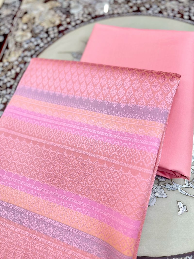 (ผ้าชุด)ไหมยกสุรินทร์ ขนาด 1x4เมตร (ลาย 2เมตร+สีพื้น 2เมตร) สีชมพูโอรส รหัส N10-ST-0417680