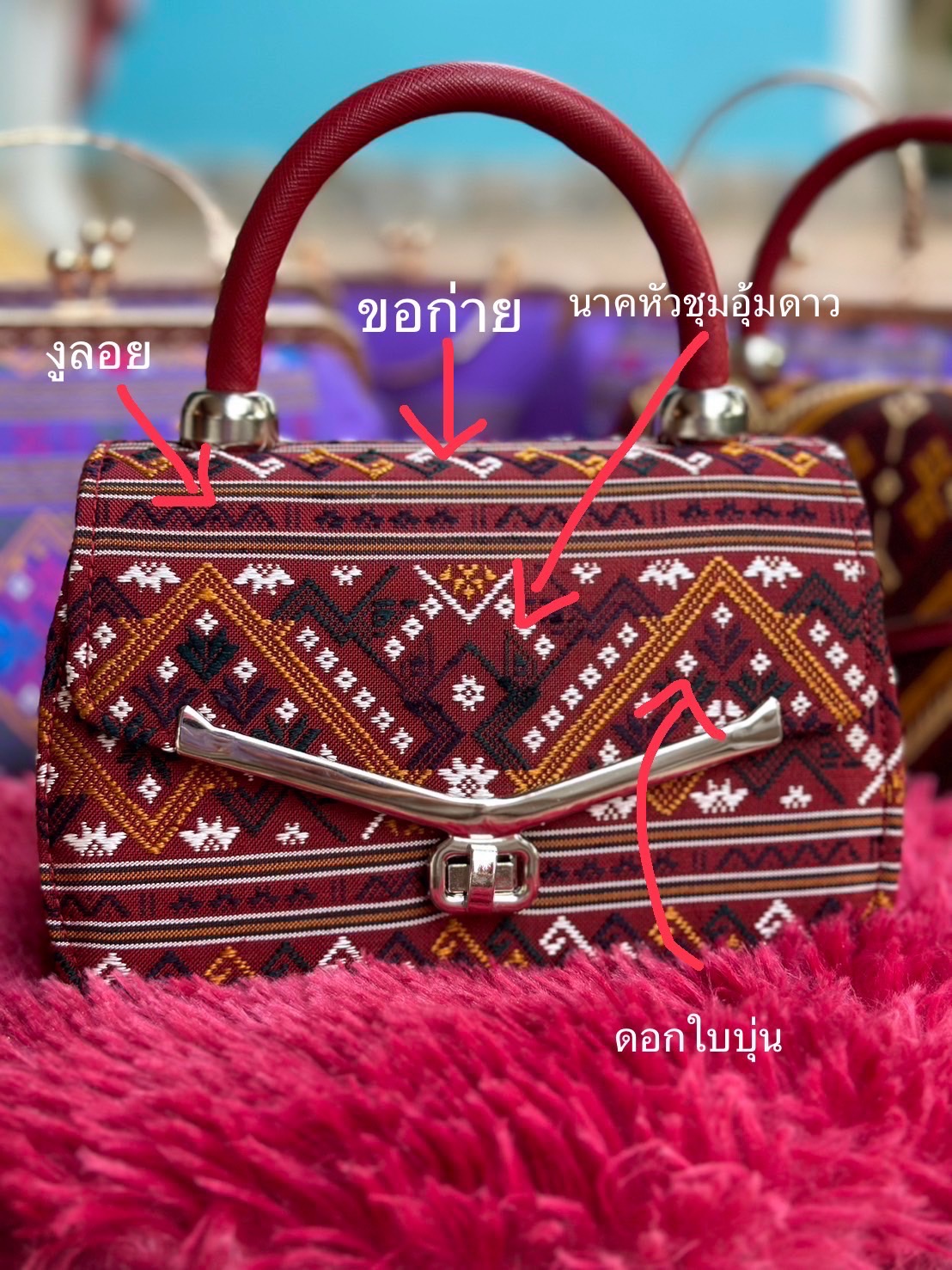 กระเป๋าถือผ้าไหมแพรวา ขนาด 20x14x10ซม. ลายนาคหัวชุมอุ้มดาว ดอกใบบุ่น ขอก่าย งูลอย พื้นสีแดง รหัส GLC-PT-0515680