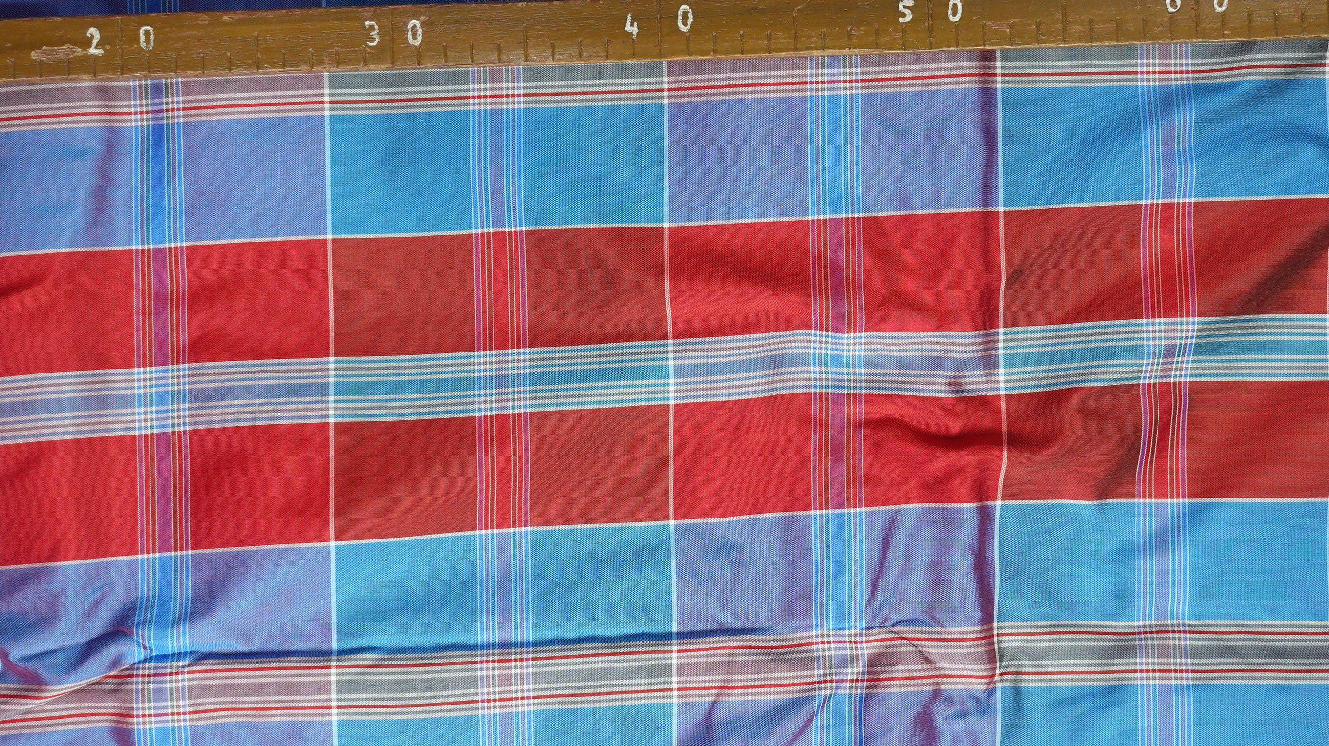 ผ้าไหมโสร่ง ไหมแท้ สีฟ้าสลับสีแดง (ราคาต่อเมตร) รหัส R1B-NY-01246810