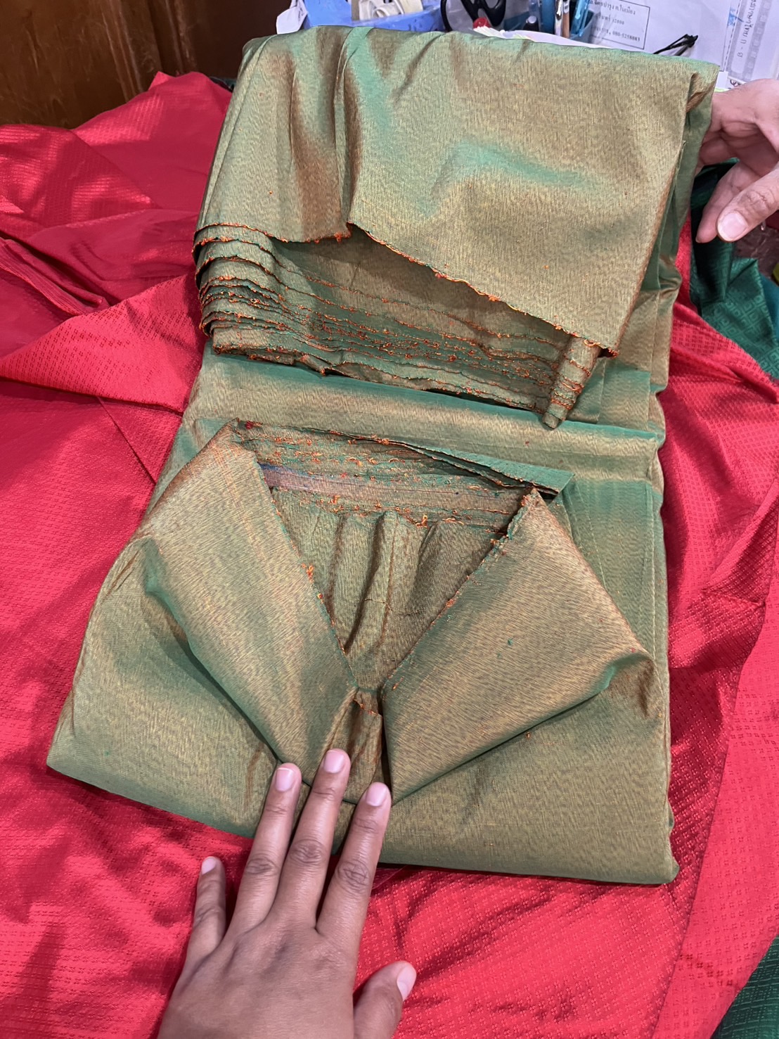 ผ้าไหมหางกระรอก ไหมบ้าน เนื้อหนา สีเขียว ตัดขายตามความยาวเมตร รหัส R1N-NY-0120681