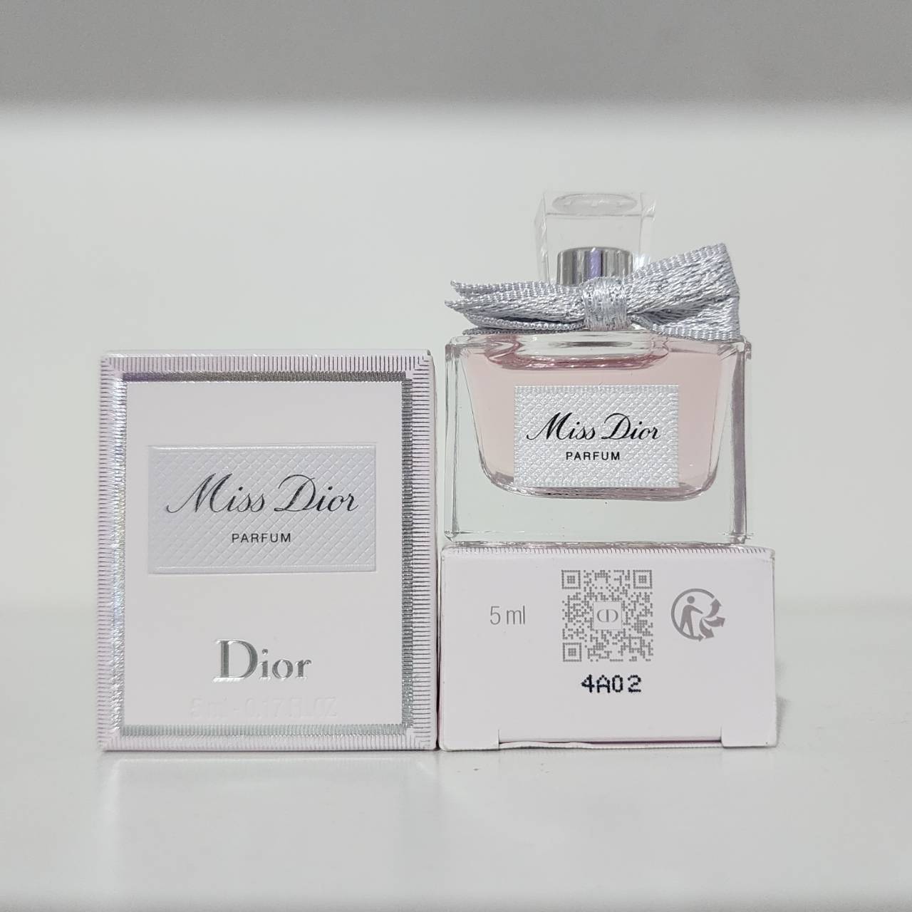 น้ำหอมจิ๋วมินิ Dior Miss Dior Parfum 5ml น้ำหอมจิ๋วมินิ New 2024 !แบบแต้มมีกล่อง ( Mini Perfume น้ำหอมขนาดพกพา) น้ำหอมจิ๋วมินิ ขวดน่ารัก ตั้งโชว์ก็สวย พกพาก็สะดวก หัวแต้มตามจุดชีพจร