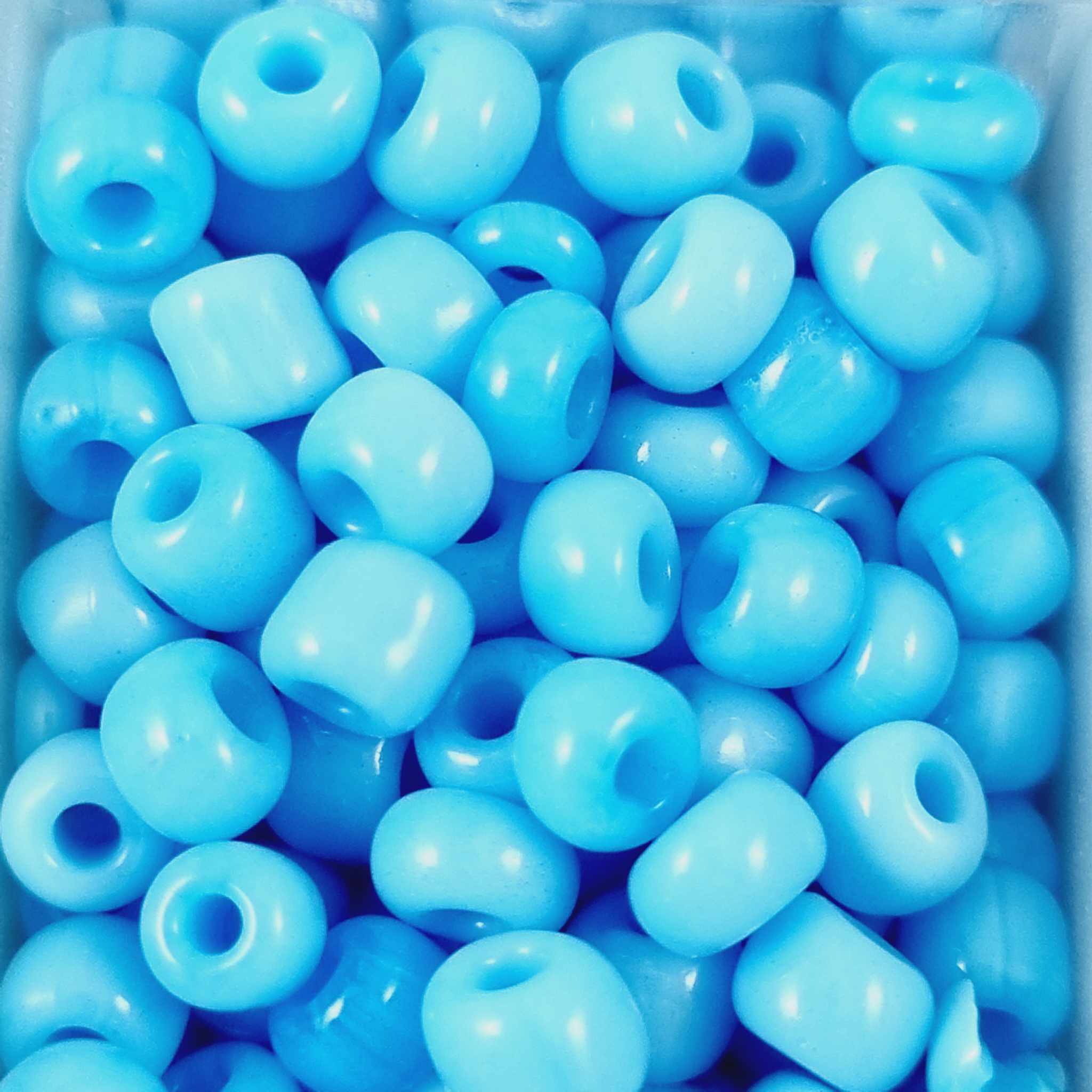 ลูกปัด Glass Beads 2-4มิลลิเมตร เม็ดทราย ลูกปัดแก้วมุก ใส ด้าน DIY สร้อยคอ สร้อยข้อมือ เครื่องประดับ ประมาณ กล่องละ +- 2000ชิ้น โทนสีฟ้า 6เฉด
