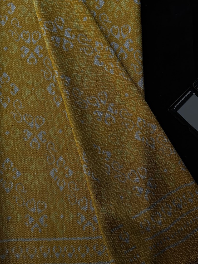 ซิ่น ผ้าไหมมัดหมี่ ทอยกดอก 6ตะกอ ขนาด 1x2 เมตร ลายดอกรักราชกัญญา สีเหลืองทอง รหัส PCS-NY-11226814