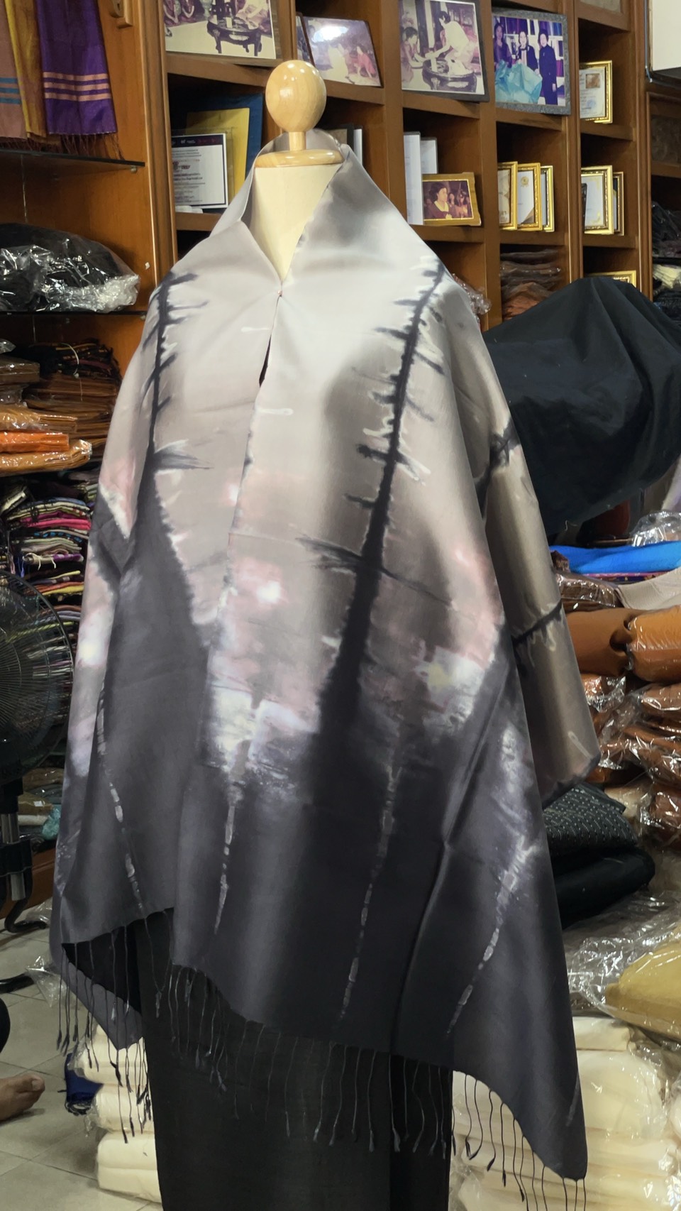 ผ้าคลุมไหล่ผ้าไหม สไลด์สี เนื้อเรียบ ขนาด 60x200ซม. สีเทา-สีดำ รหัส ZYE-AA-1114683