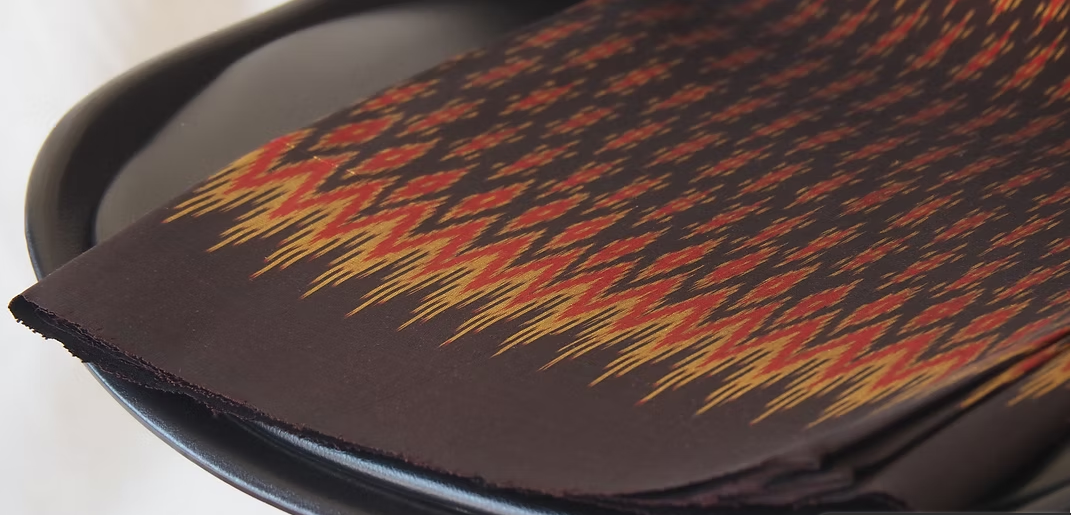 ซิ่น ผ้าไหมมัดหมี่ ไหมบ้าน ขนาด 1x2หลา พื้นสีน้ำตาล รหัส CISP-CT-103031