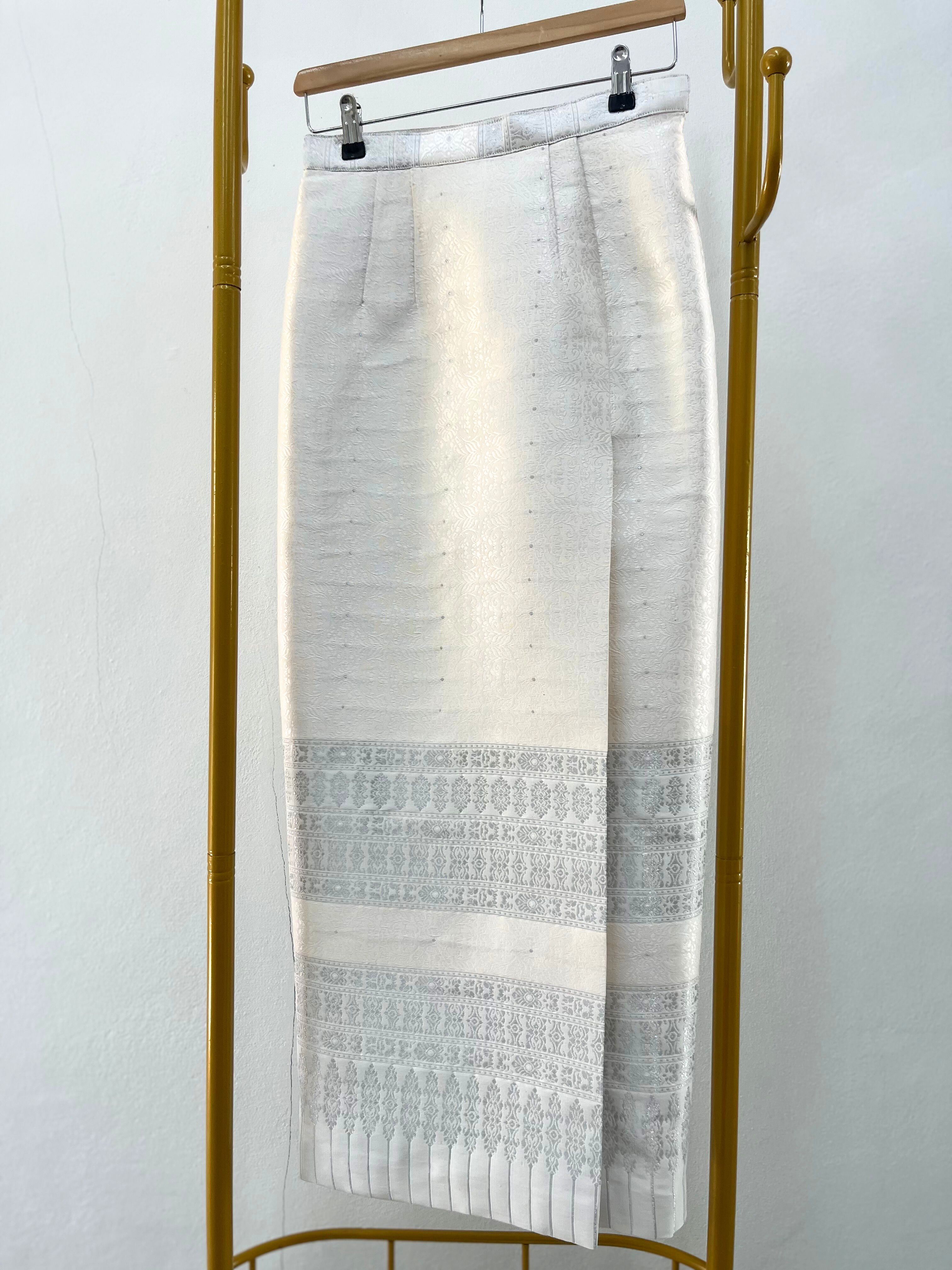 แบบตัดชุด แยกชิ้น เสื้อ+กระโปรง ผ้าไหมยกใหญ่ (ไม่รวมผ้า) chobmai x ARW รหัส CUT-ARW-110467