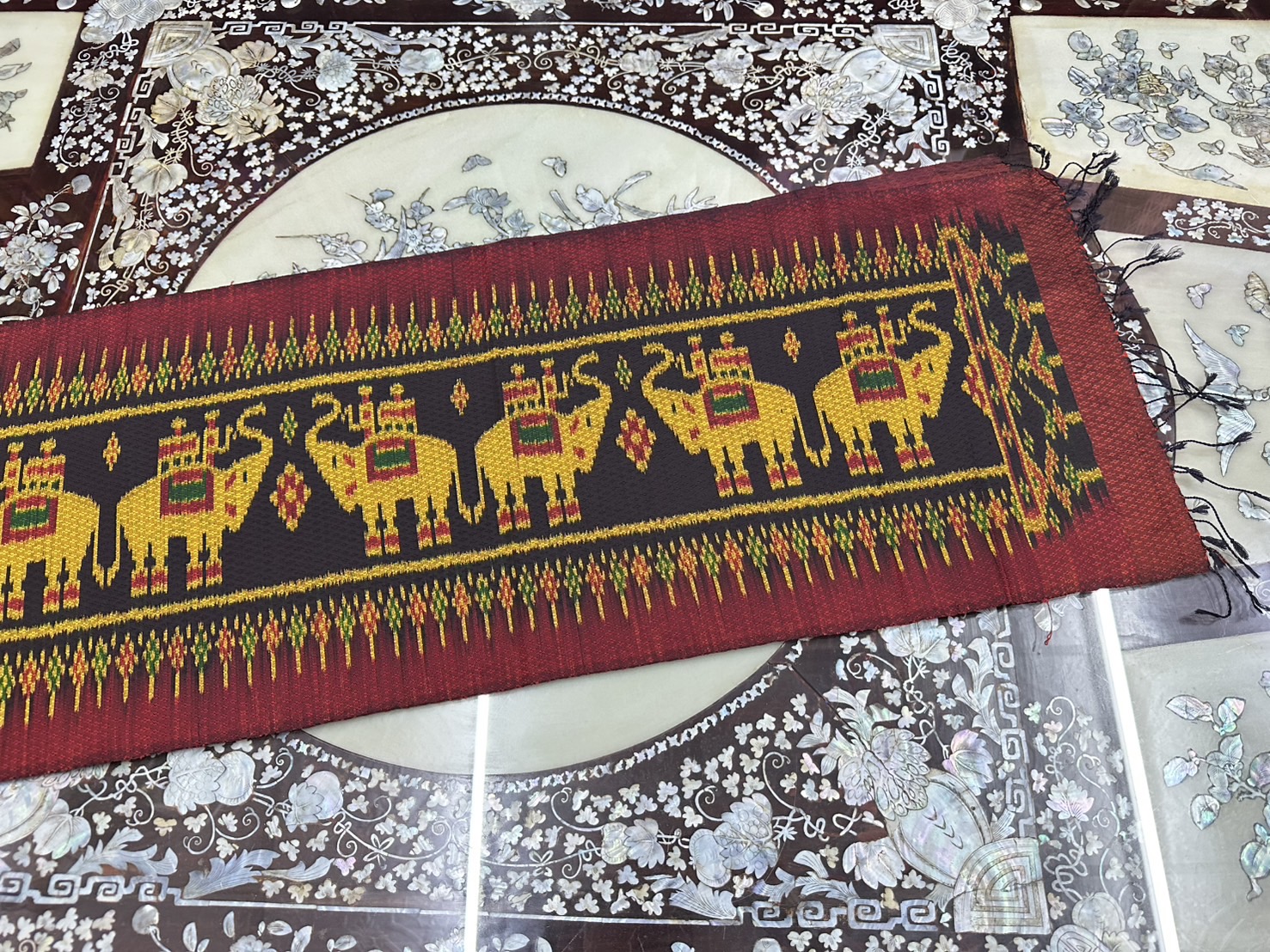 ผ้าพันคอไหม สไบลูกแก้วมัดหมี่ ไหมแท้ ขนาด 35x200cm ลายช้าง สีแดงเม็ดมะขาม รหัส L4E-ST-1030673