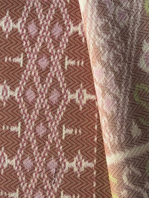 ซิ่น ผ้าไหมมัดหมี่ ทอยกดอก สีธรรมชาติ ขนาด 1x2 เมตร ลายสิริราชพัสตราภรณ์ สีน้ำตาลเทา รหัส PCS-NY-1122682