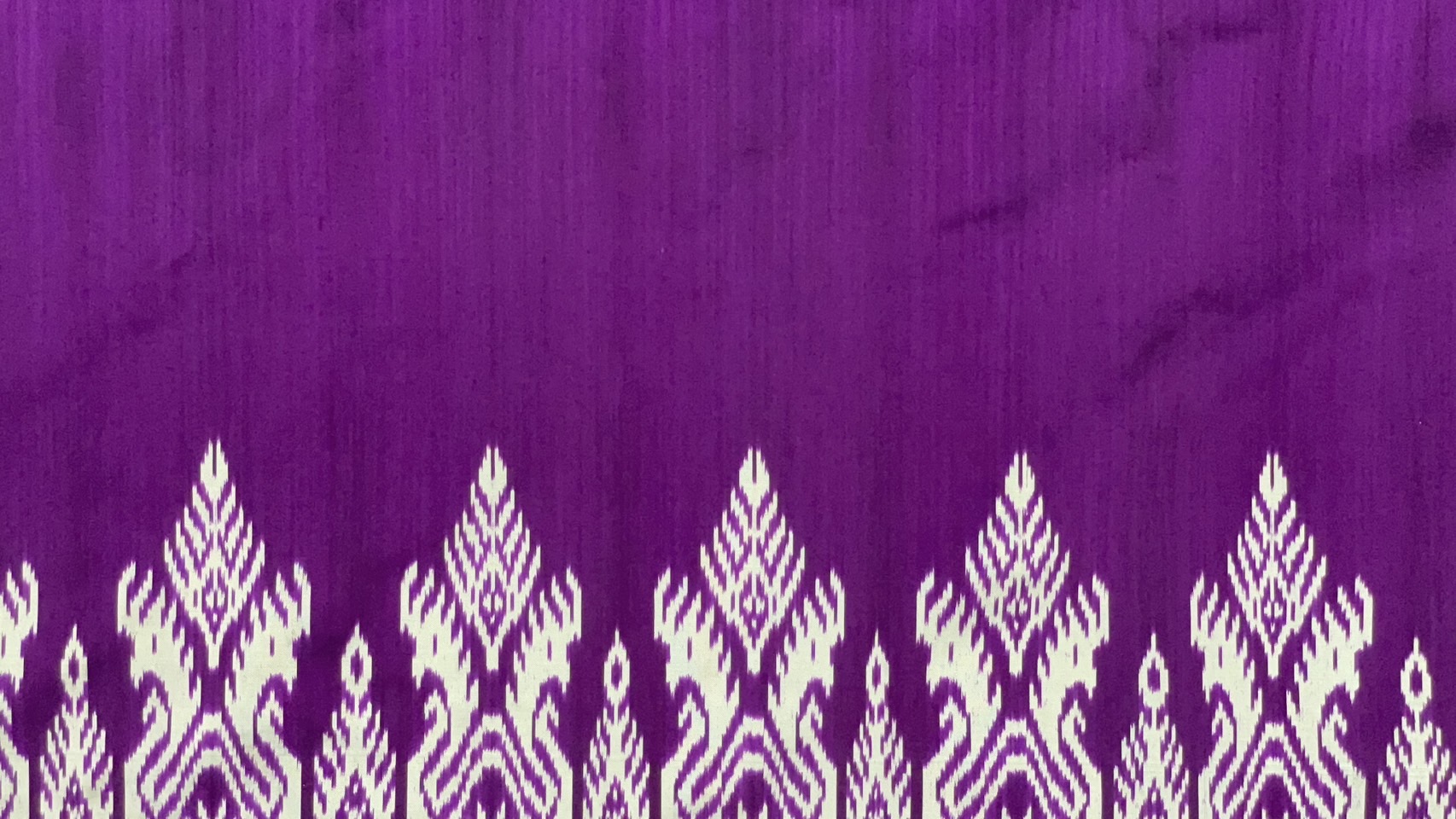 (สั่งทอ)ผ้าไหมมัดหมี่ 2ตะกอ ลายหมากเบ็ง ลายประจำจังหวัดบึงกาฬ สีม่วง มัดลายสีขาว ขนาด 1x10เมตร