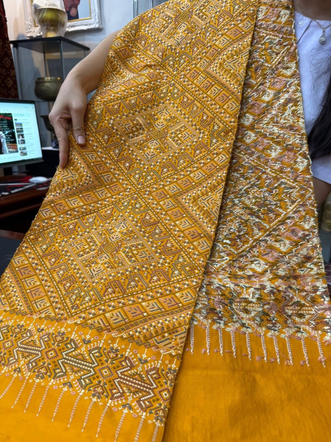 ผ้าพันคอ ไหมแพรวา ไหมแท้ ขนาด 28x243ซม. พื้นสีเหลืองทอง รหัสZE-BM-111368