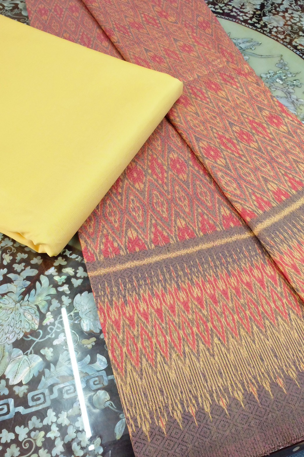 (ผ้าชุด)ผ้าไหมมัดหมี่ ยกดอกลูกแก้ว สีธรรมชาติ (ผ้าลาย 2เมตร+สีพื้น 2เมตร) เฉดสีแดงทอง รหัส L8A-ST-0310685