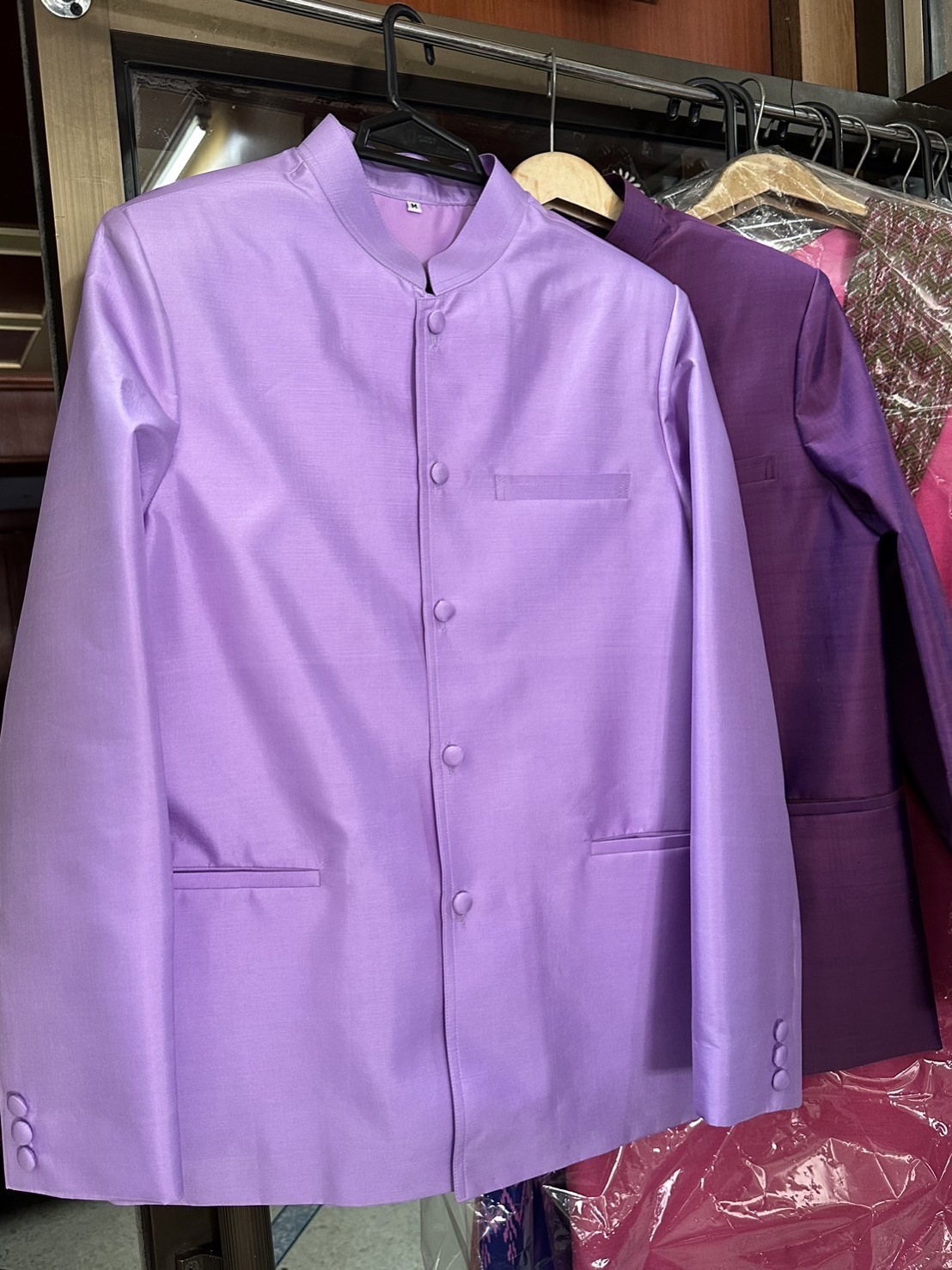 เสื้อสูทไหมคอพระราชทาน แขนยาว เนื้อเรียบ สีม่วงอ่อน รอบอก42นิ้ว รหัส DM-ST0326662