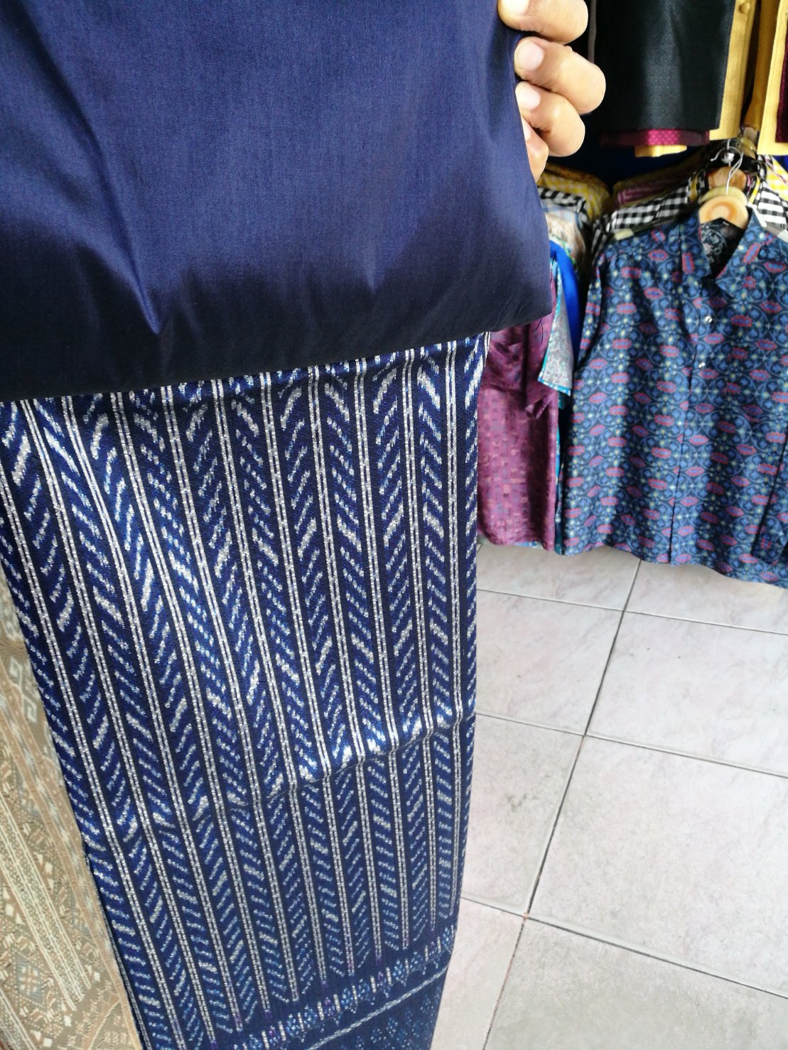 (ผ้าชุด)ไหมมัดหมี่ 3ตะกอ ไหมแท้ (ผ้าลาย 2เมตร+สีพื้น2เมตร) สีน้ำเงินกรมท่า รหัส M3-NY0616663