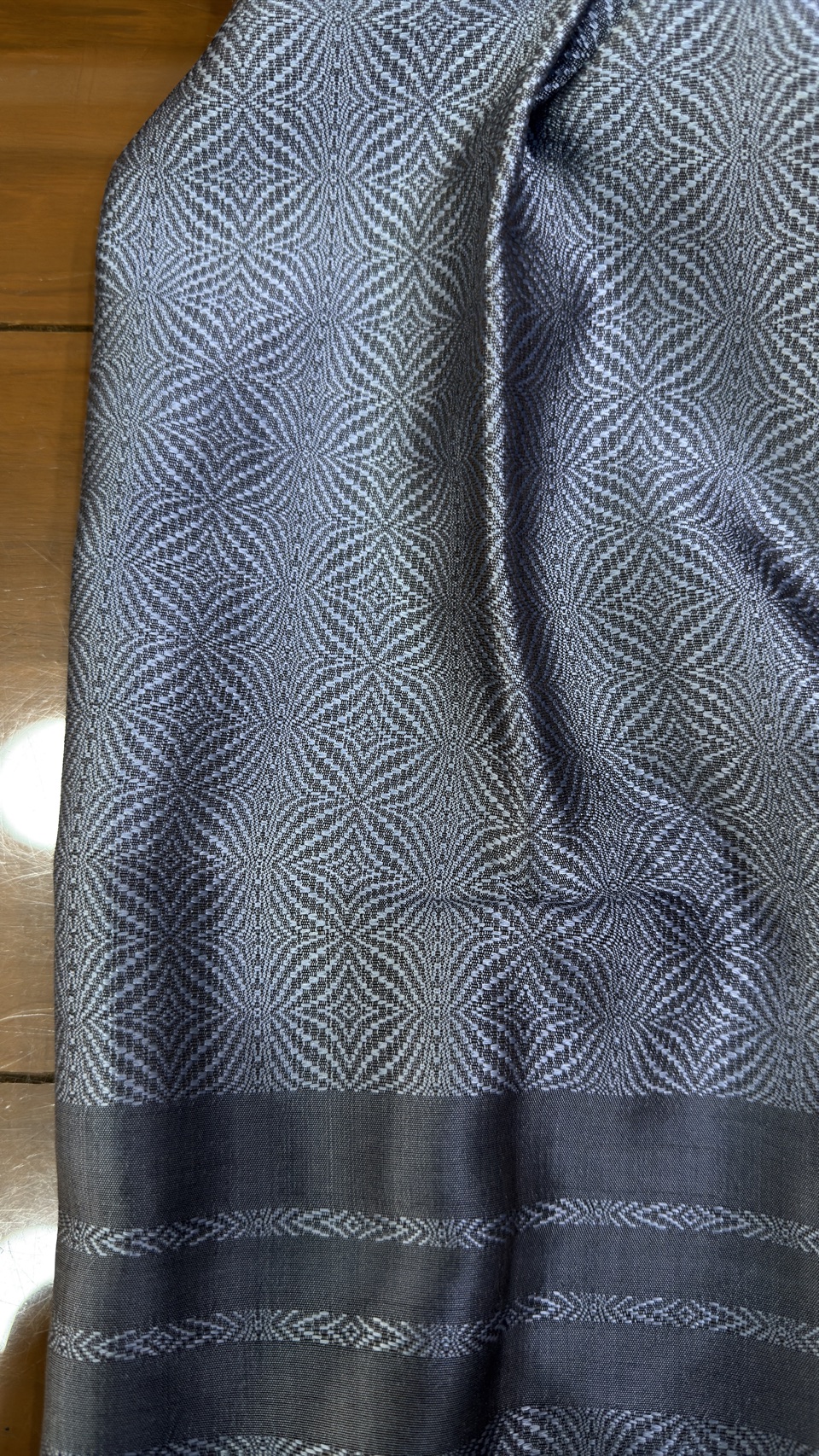 ผ้าคลุมไหล่ผ้าไหม ไหมแท้ ยกดอกลีลาวดี เนื้อละเอียด ขนาด 63x200ซม. สีเทาเข้ม รหัส ZYG-AA-111868174