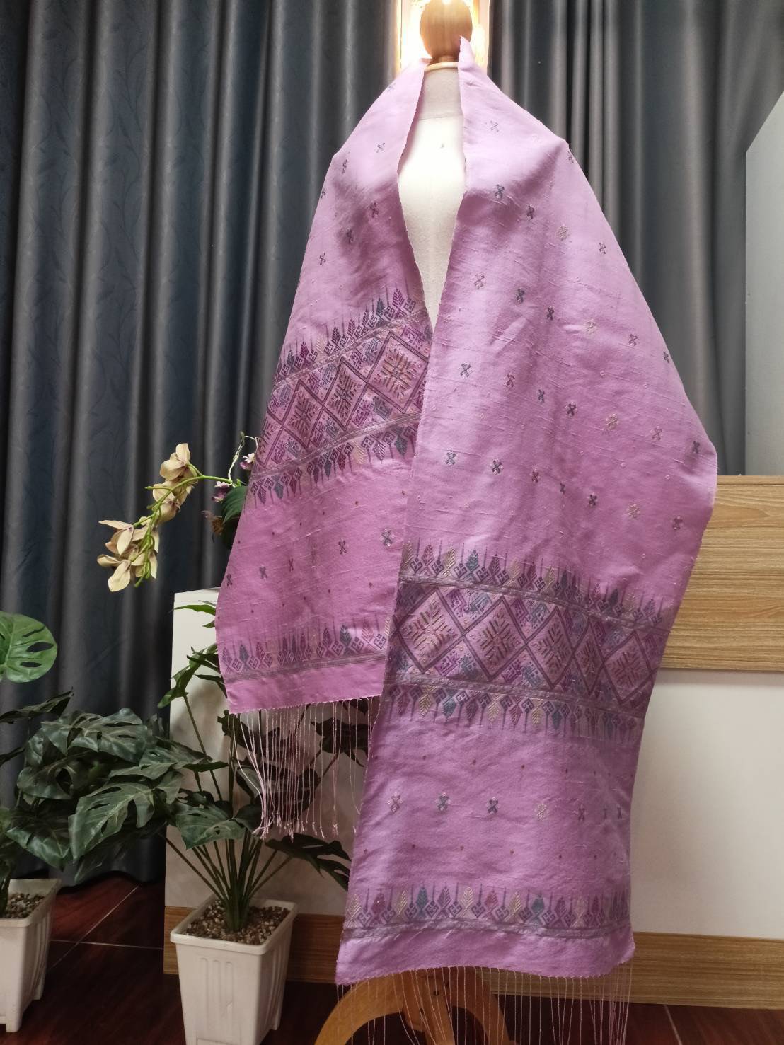 ผ้าคลุมไหล่ ไหมแพรวา ขนาด 50x 250ซม. สีชมพู รหัส Z-PT-1017681701
