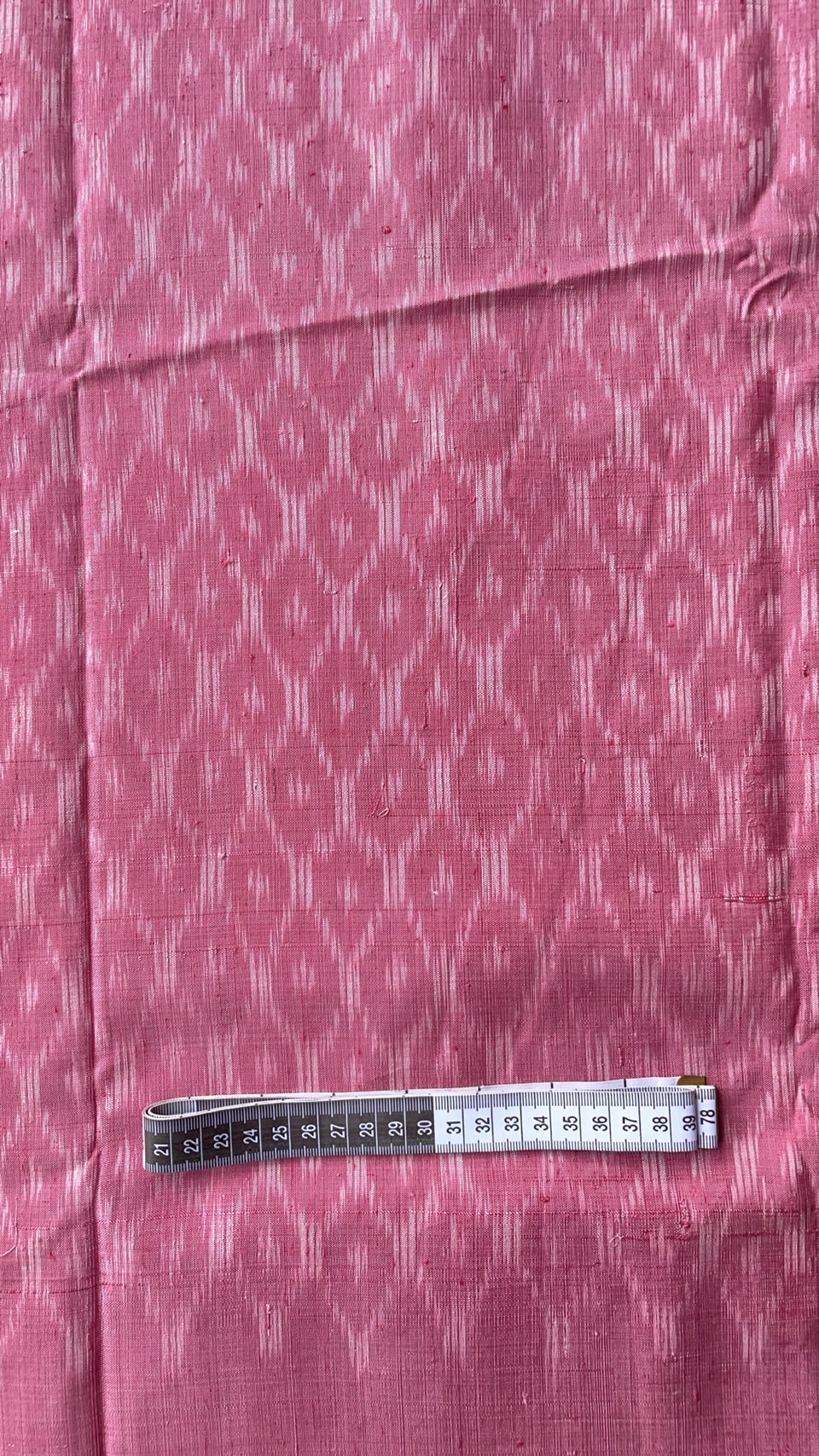 ผ้าไหมมัดหมี่ เนื้อไหมบ้าน ไหมแท้ สีธรรมชาติ ลายหัวใจ สีชมพู (ราคาต่อเมตร) รหัส CISP-NY-SKU-44316