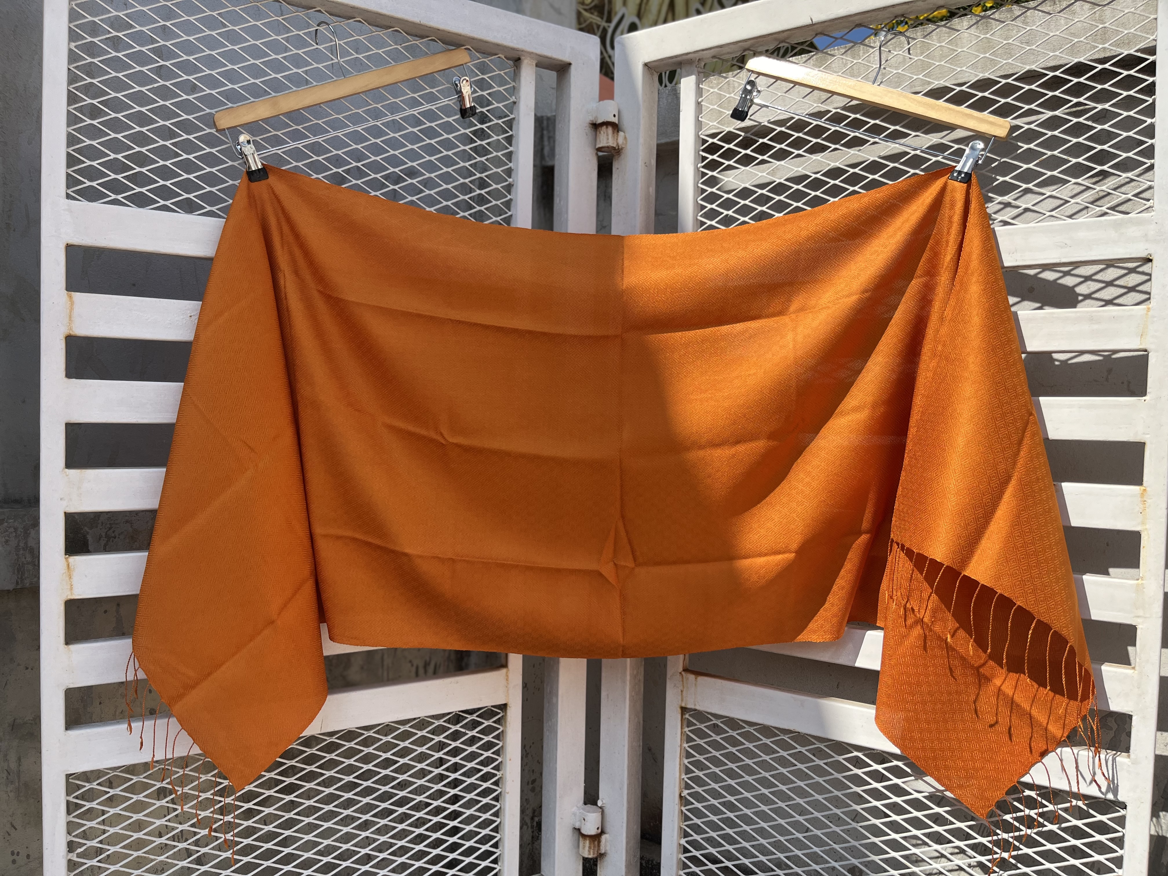 ผ้าคลุมไหล่ผ้าไหม+พร้อมกล่อง สำหรับพระสงฆ์ ไหมแท้ ยกดอก ลูกแก้ว ขนาด 60x200ซม. (รวมครุย) สีส้มราชเข้ม รหัส ZYB-NY0419661