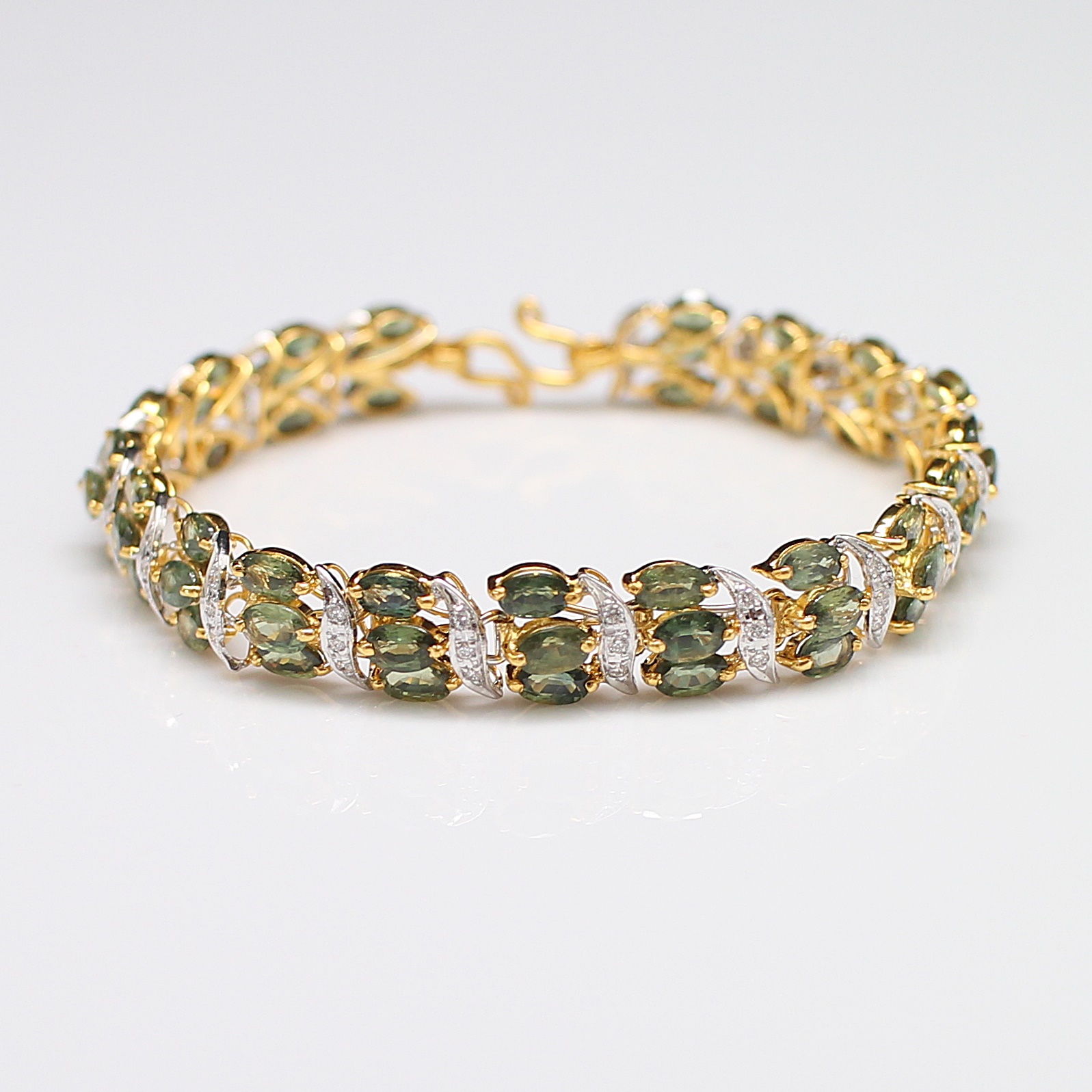BL25095 สร้อยข้อมือเขียวส่องคั่นเพชร เพชรแท้ 0.57 กะรัต ทองแท้ 90% นน.รวม 17.7 ซม. ยาว 18 ซม.