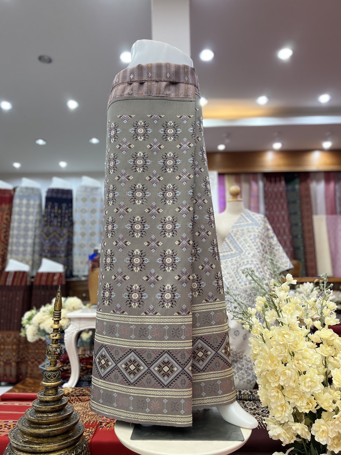 ซิ่น ผ้าไหมแพรวา ขนาด 1x2เมตร พื้นสีน้ำตาลเบจ รหัส P-BM-0824683